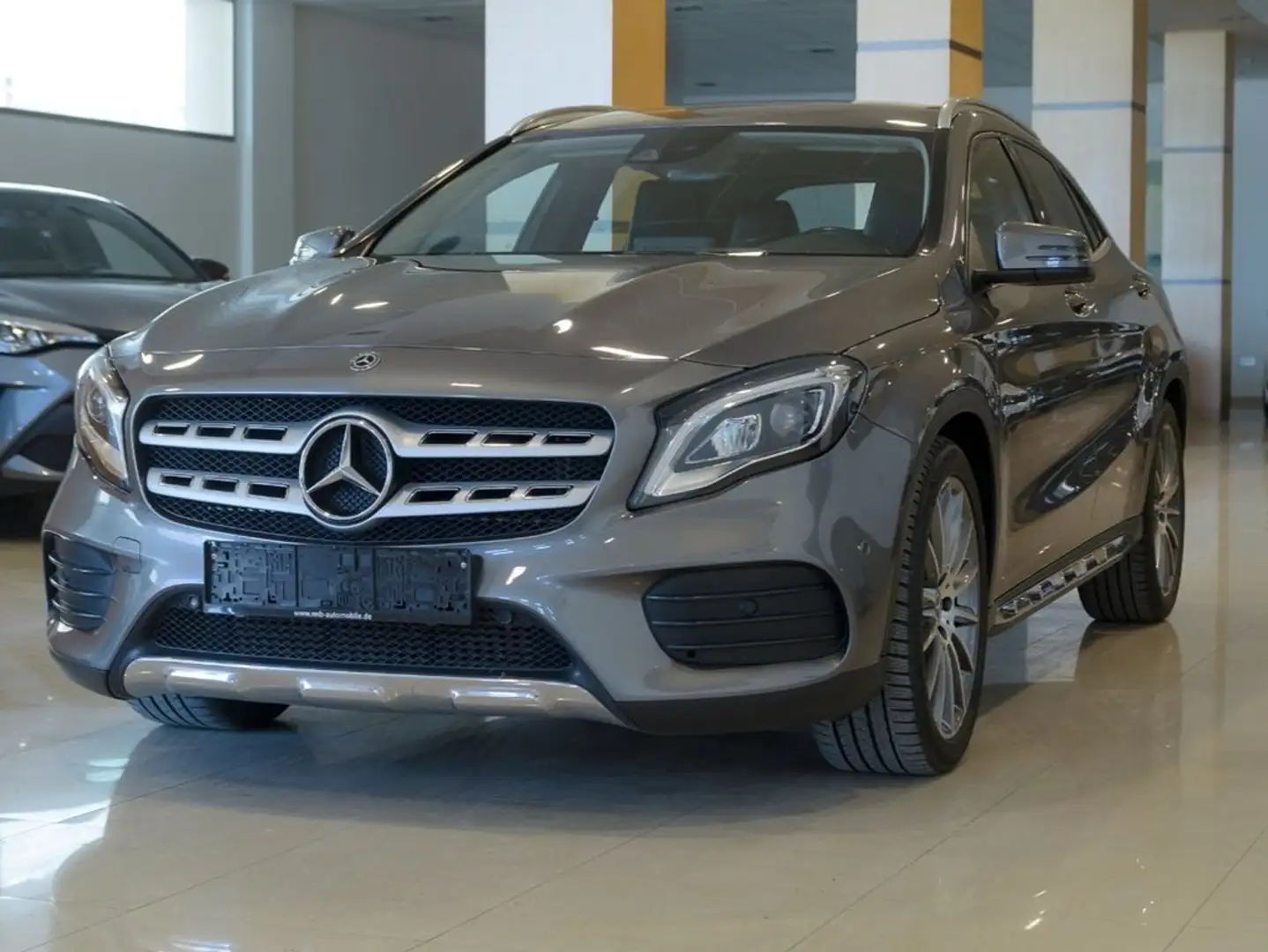 Mercedes-Benz GLA 200 d Gris - 2