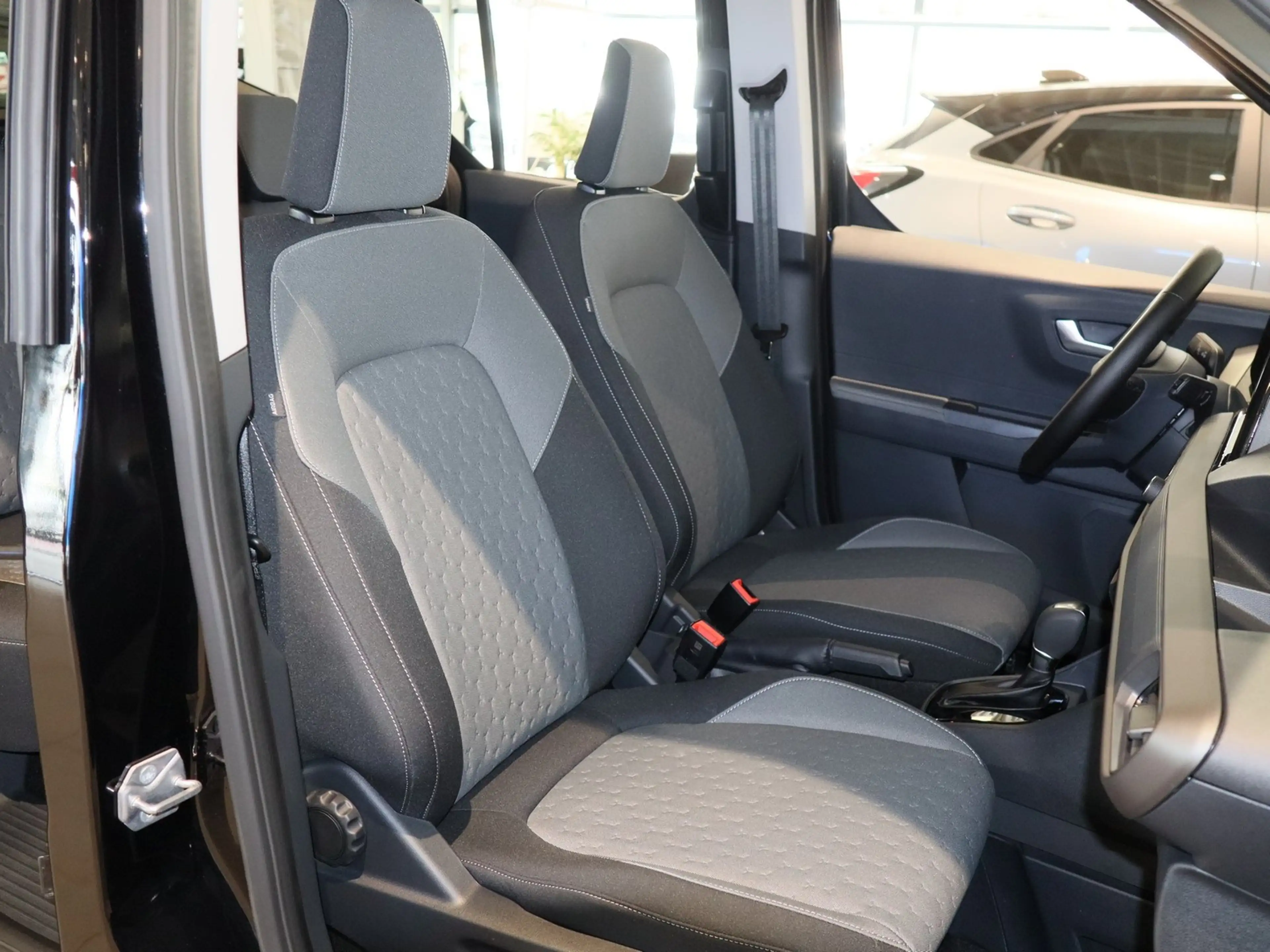 Ford Tourneo Courier Titanium Automatik — photo 6