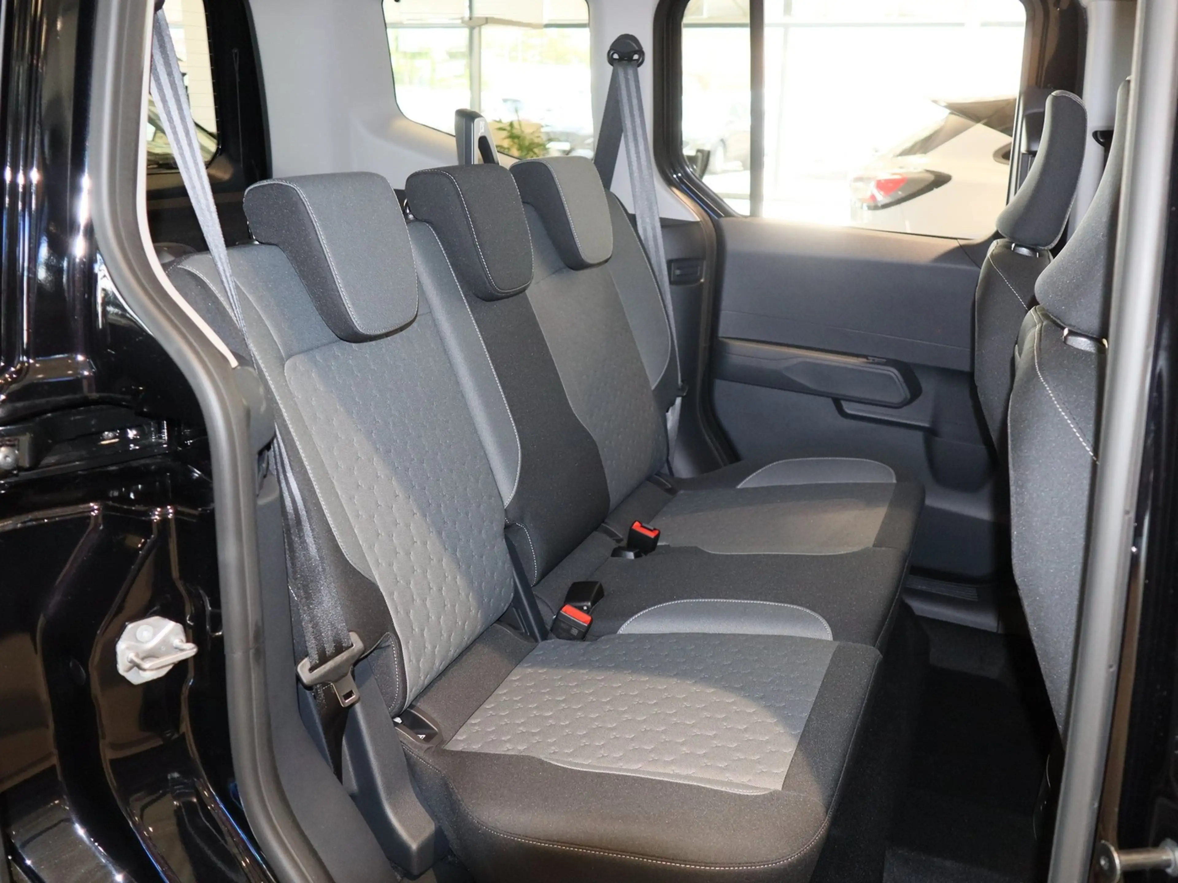 Ford Tourneo Courier Titanium Automatik — photo 4