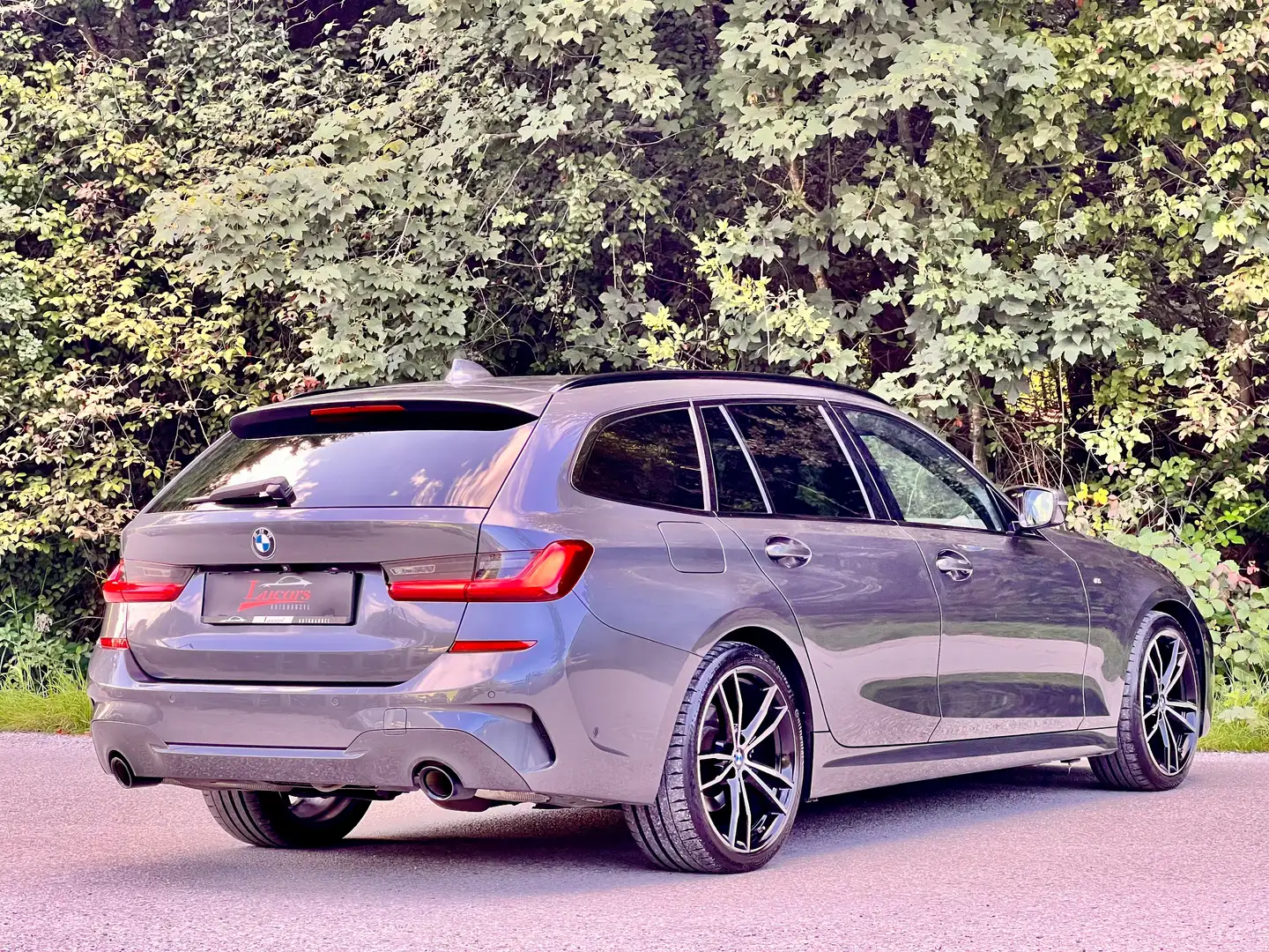 BMW 320 d xDrive M Sport Aut. ACC*AHK*HUP*SHZ*LED*SHADOW-LINE*1 BESITZ* Grau - 2