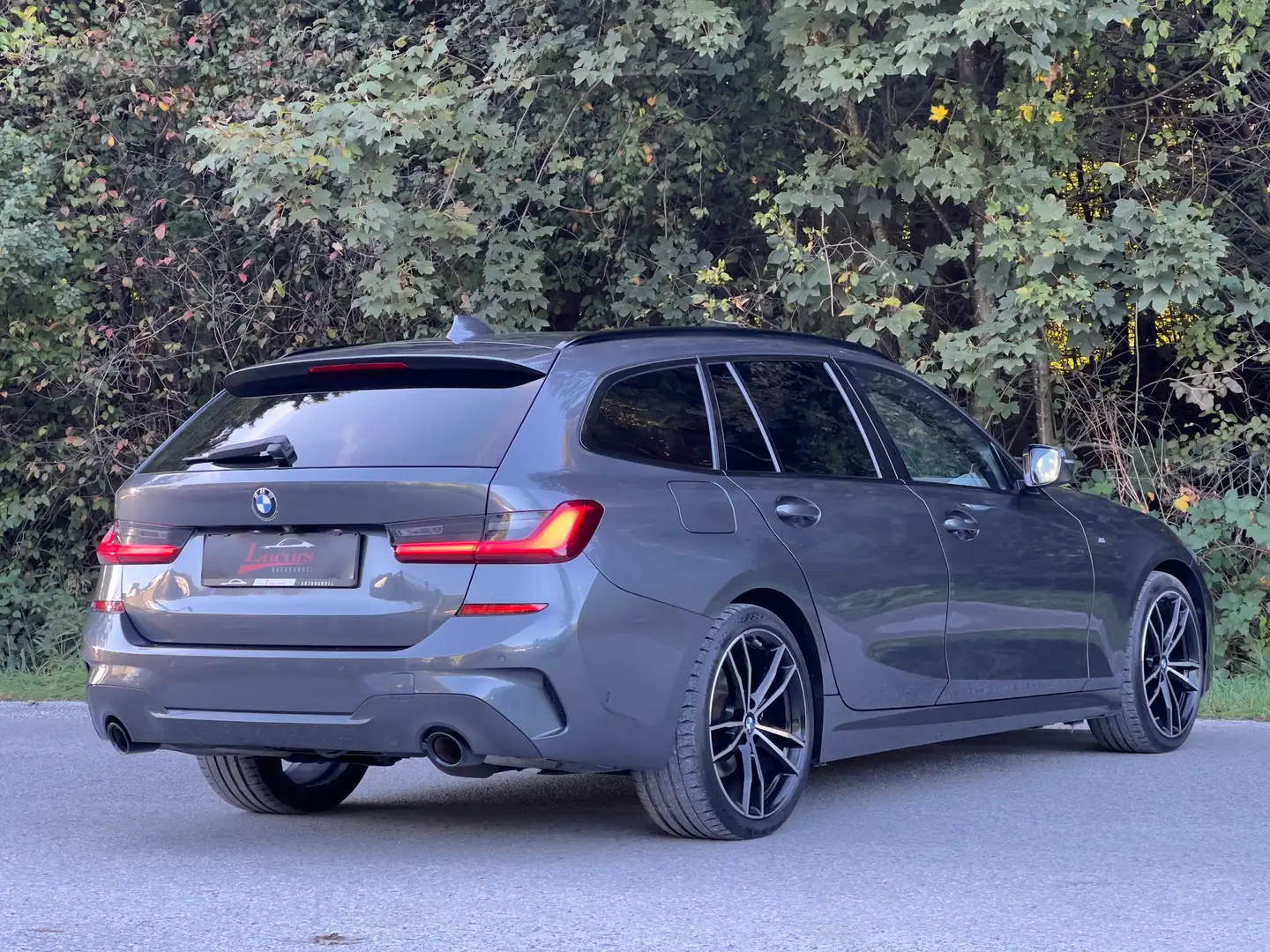 BMW 320 d xDrive M Sport Aut. ACC*AHK*HUP*SHZ*LED*SHADOW-LINE*1 BESITZ* Grau - 2