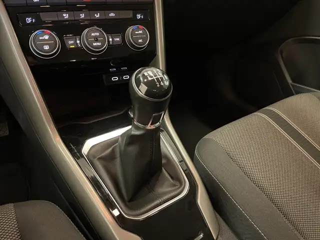 Volkswagen T-Roc view 9