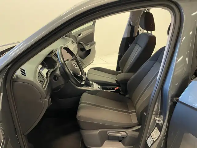 Volkswagen T-Roc view 6