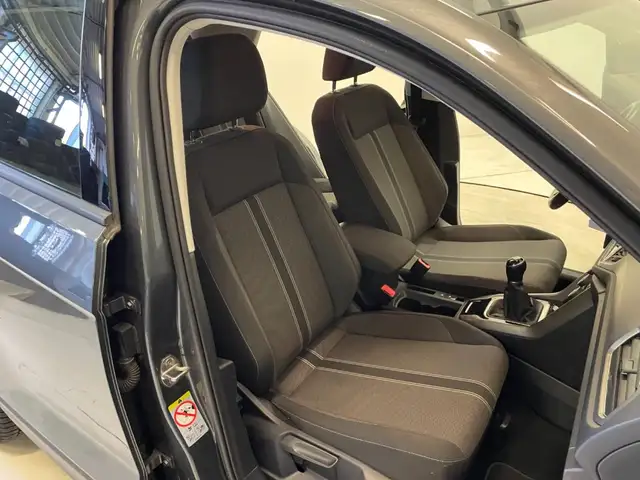 Volkswagen T-Roc view 8