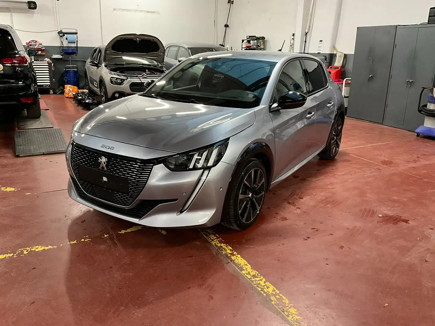 Peugeot 208 1.2i PureTech GT (EU6.4) Gris - 1