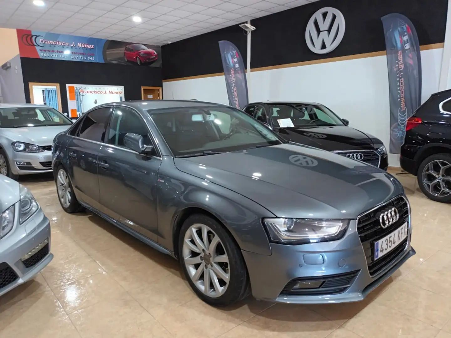 Audi A4 2.0TDI CD 150 S line edition Gris - 1