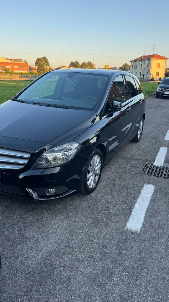 Mercedes-Benz B 180