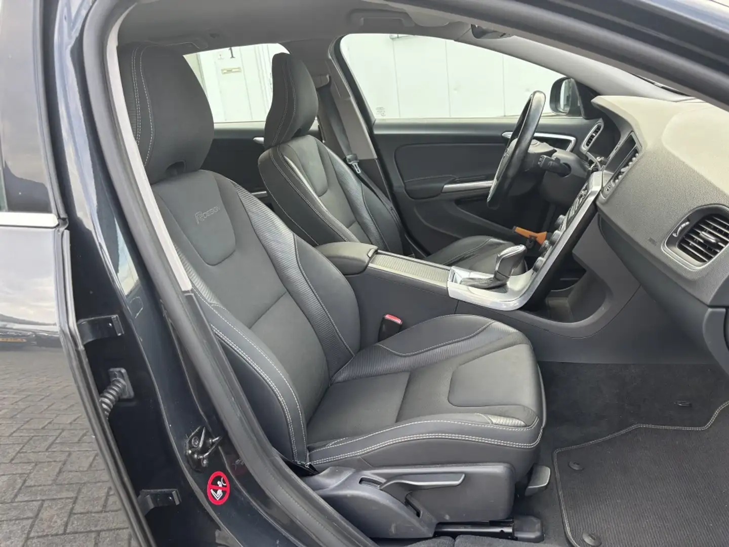 Volvo V60 1.6 T3 R-Design Navi Cruise Bluetooth Parkeersenso Gris - 2