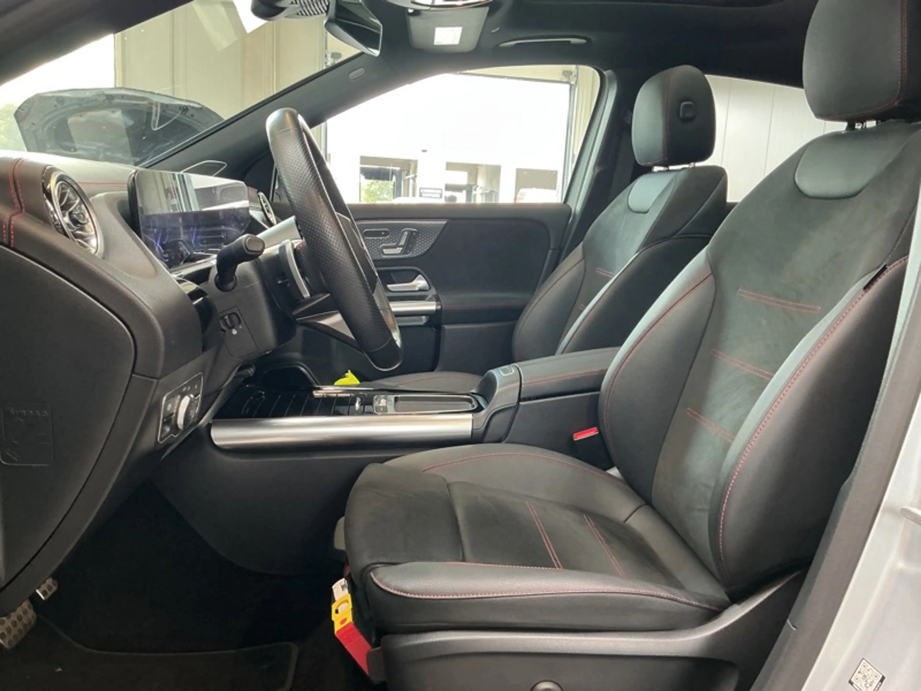 Mercedes-Benz EQA 250 + AMG Toit Pano Attelage Burmester — photo 10