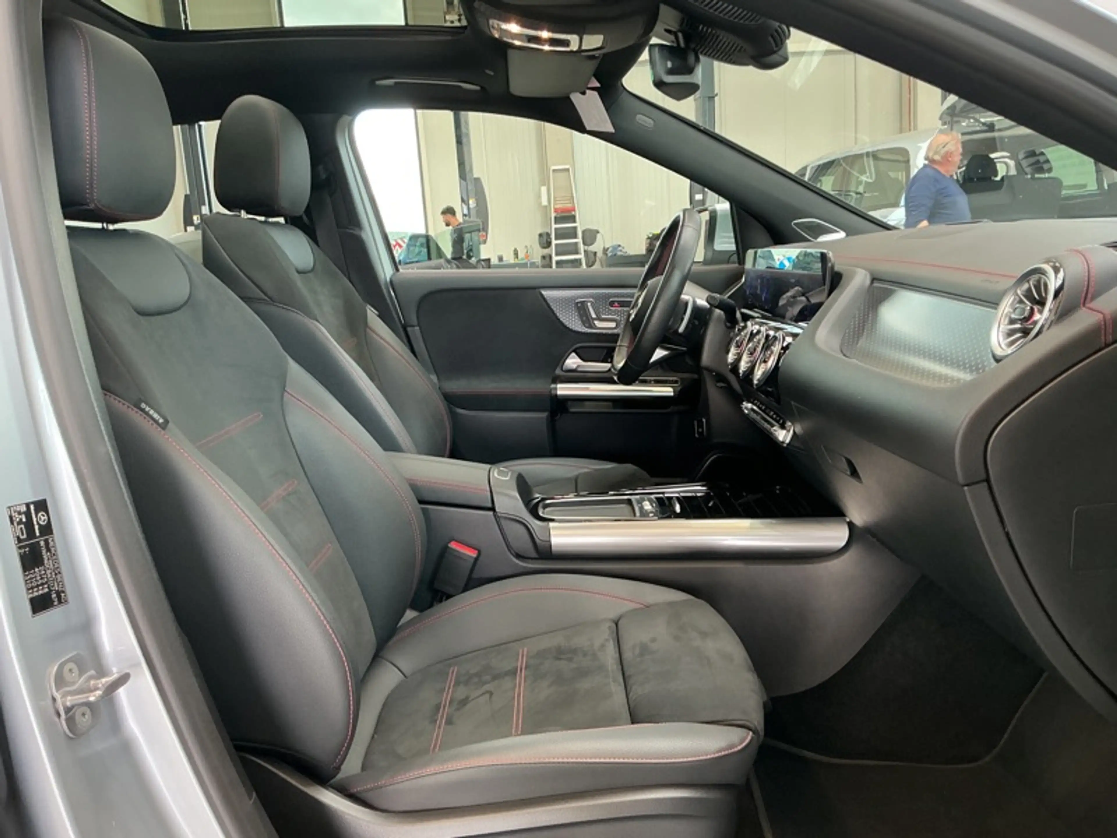 Mercedes-Benz EQA 250 + AMG Toit Pano Attelage Burmester — photo 15