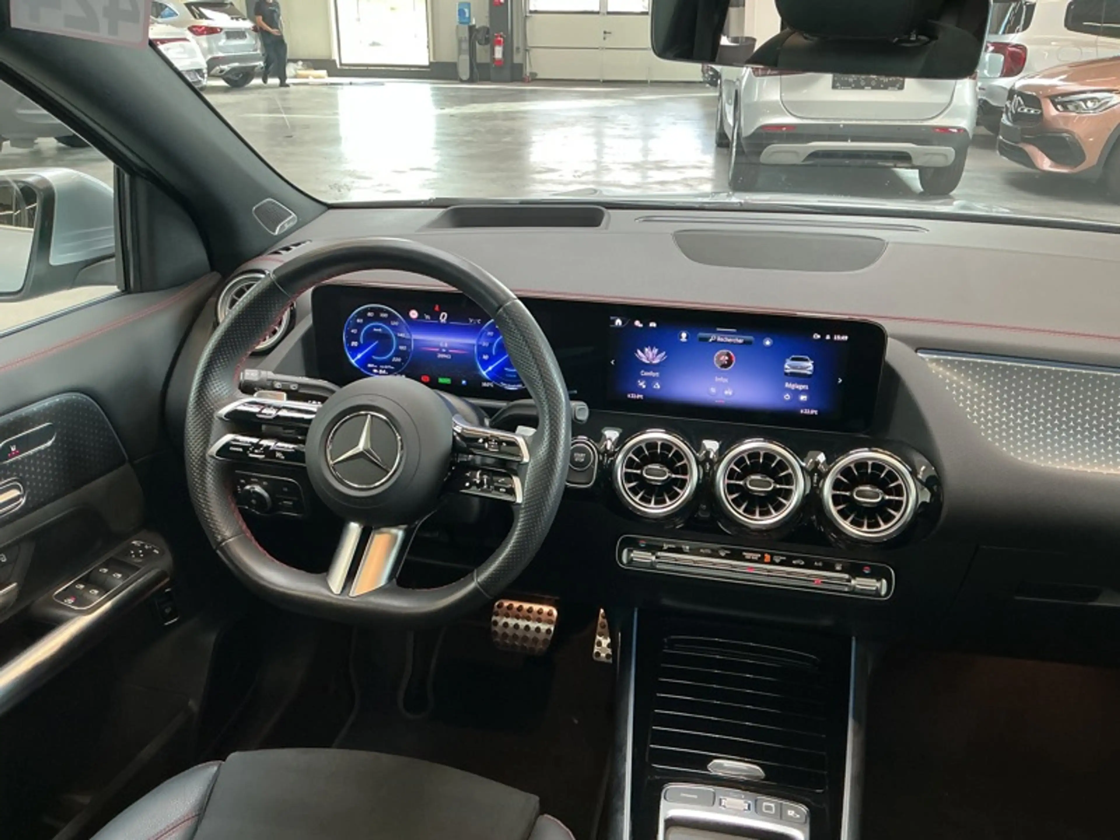 Mercedes-Benz EQA 250 + AMG Toit Pano Attelage Burmester — photo 11