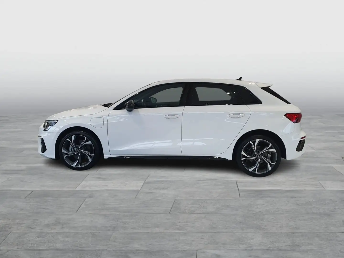 Audi A3 40 TFSI e S line Weiß - 2