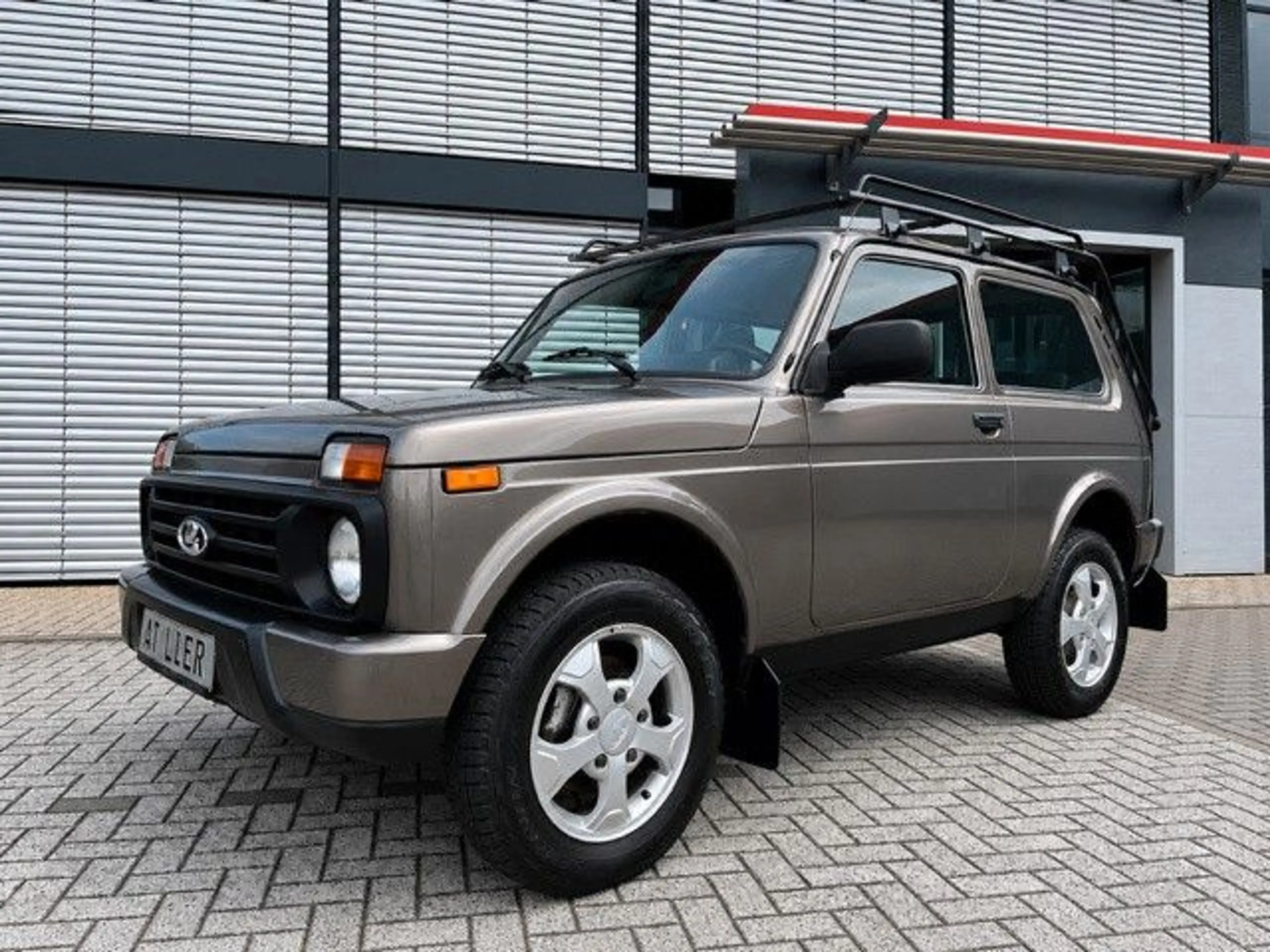 Lada Niva Taiga Urban 1,7 4x4 Klima Sitzheizung AHK
