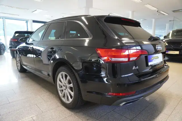 Audi A4 view 4