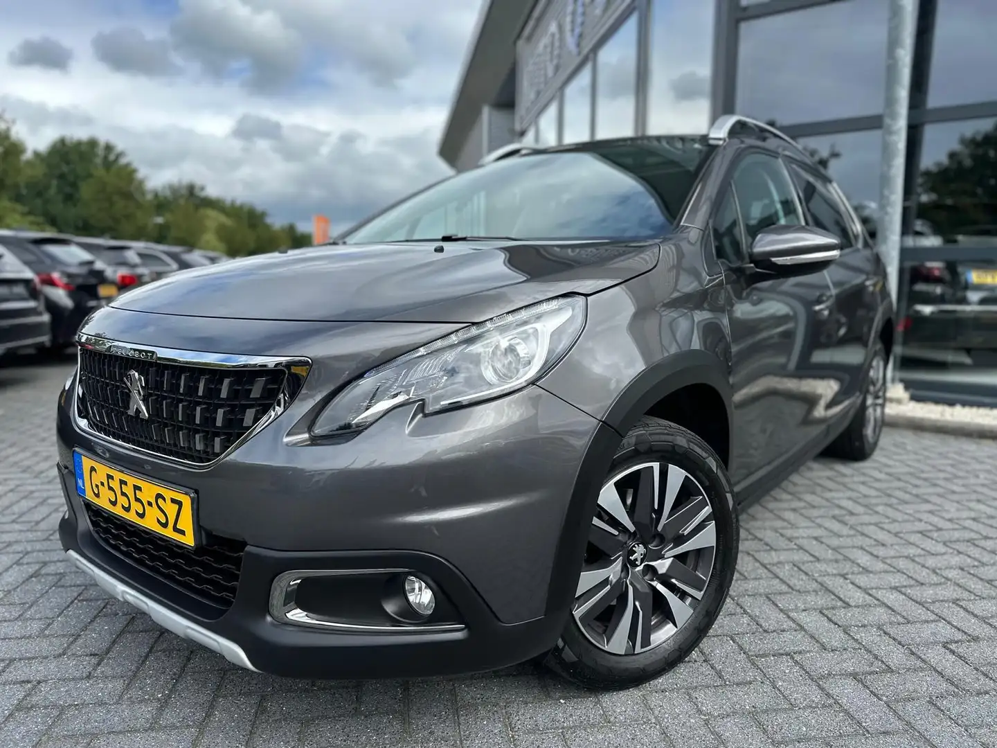 Peugeot 2008 1.2 PureTech Allure | Automaat | Panorama | PDC | Gris - 2