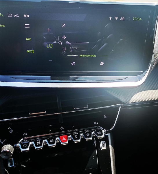 Peugeot 2008 GT, Navi, Ganzjahresreifen,Rückfahrkamera — photo 13