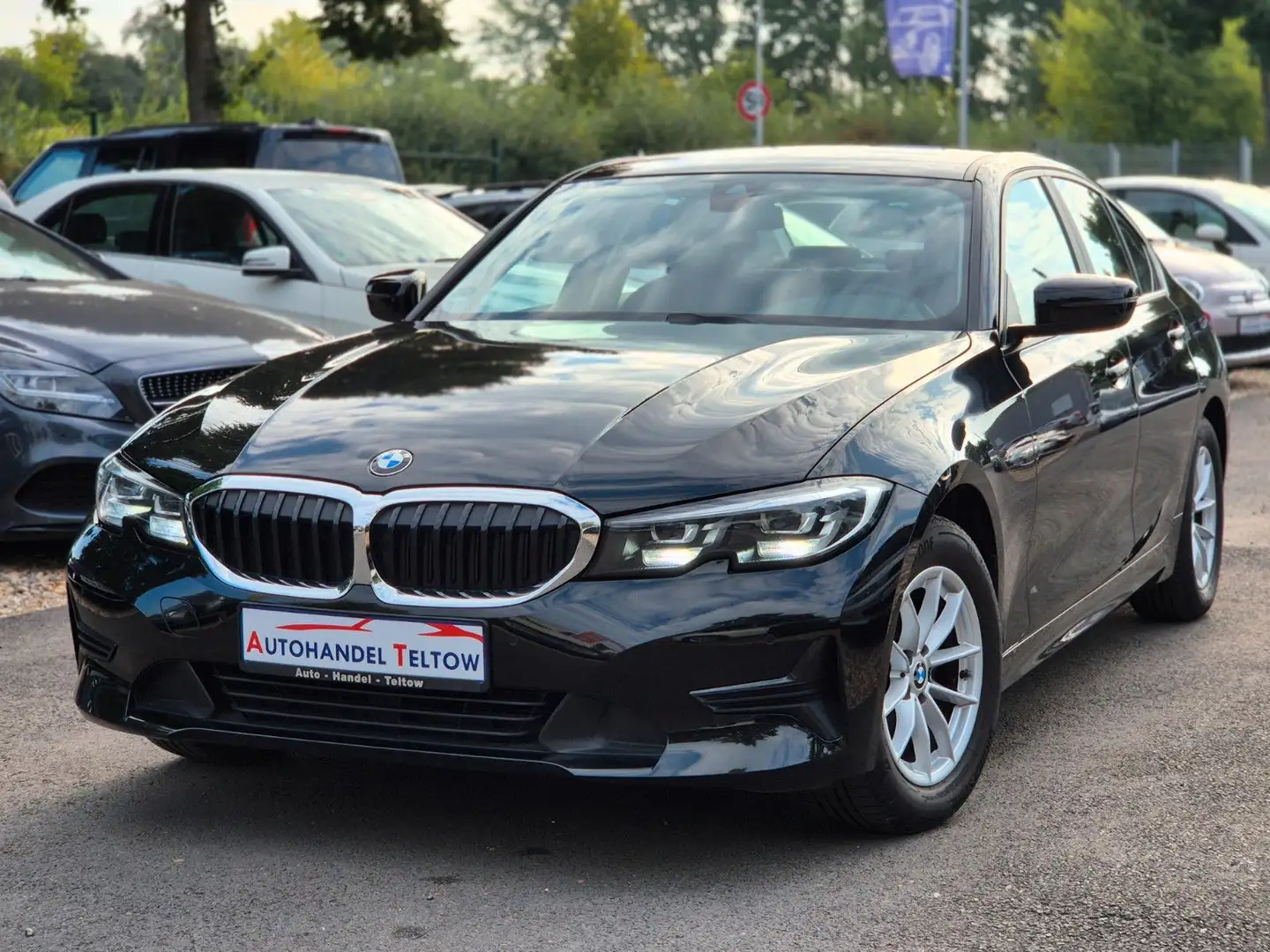 BMW 320 i Lim. 320i *1.Hand * LED *Sitzheizung *PDC Noir - 1