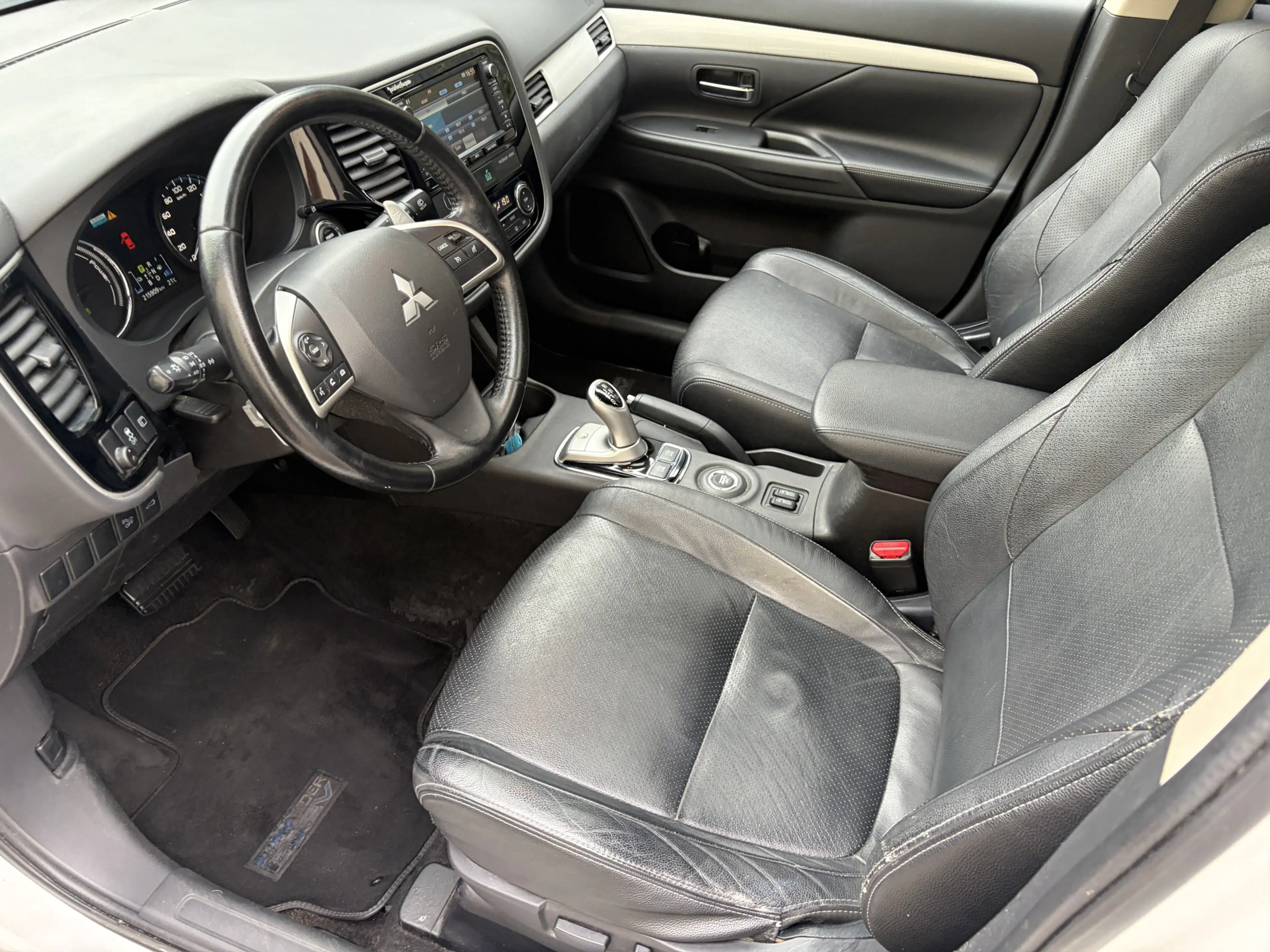 Mitsubishi Outlander 2.0 PHEV instyle / AUTOMAAT / LEER / NAVI / SCHUIF — photo 5