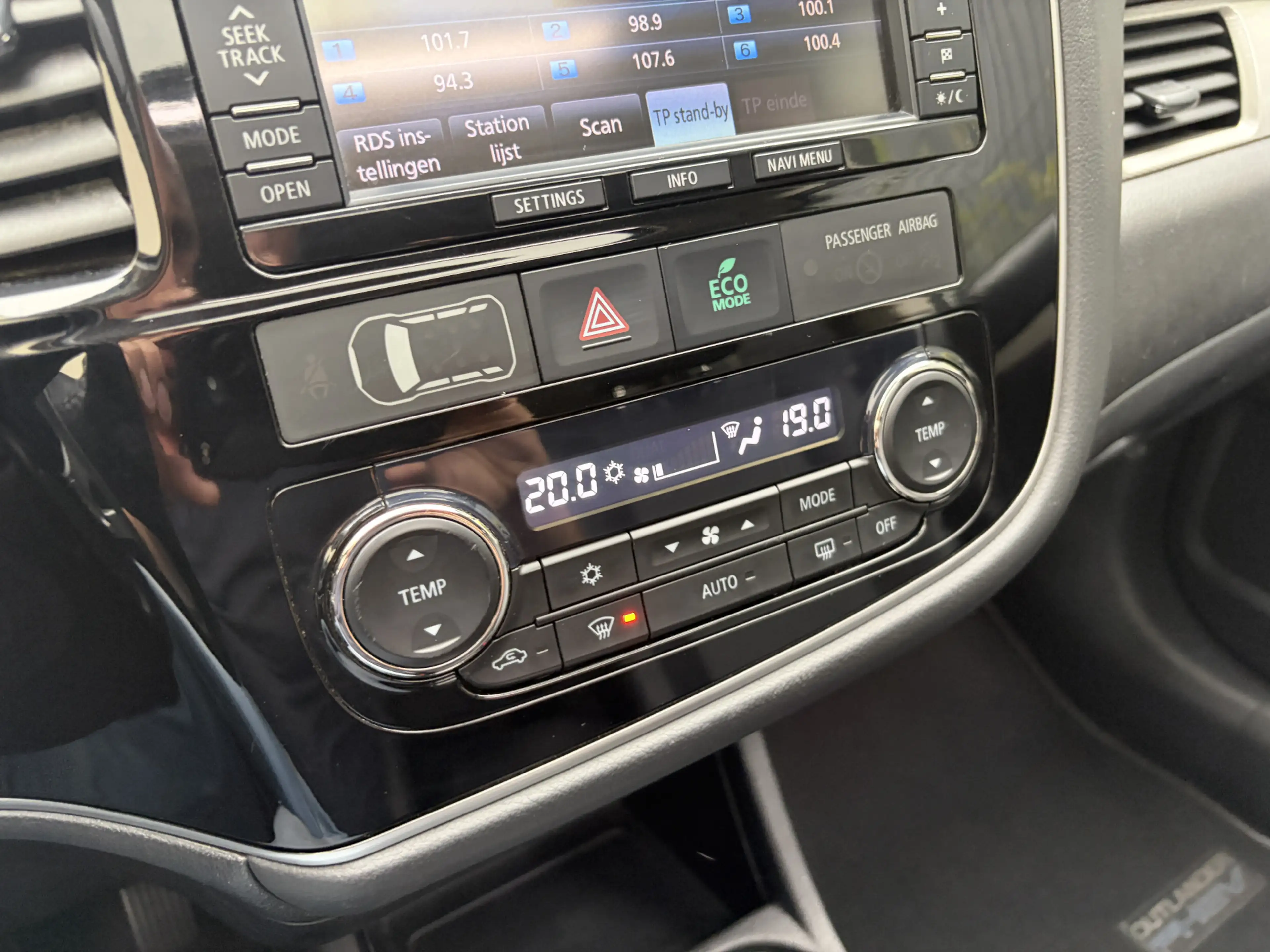 Mitsubishi Outlander 2.0 PHEV instyle / AUTOMAAT / LEER / NAVI / SCHUIF — photo 10
