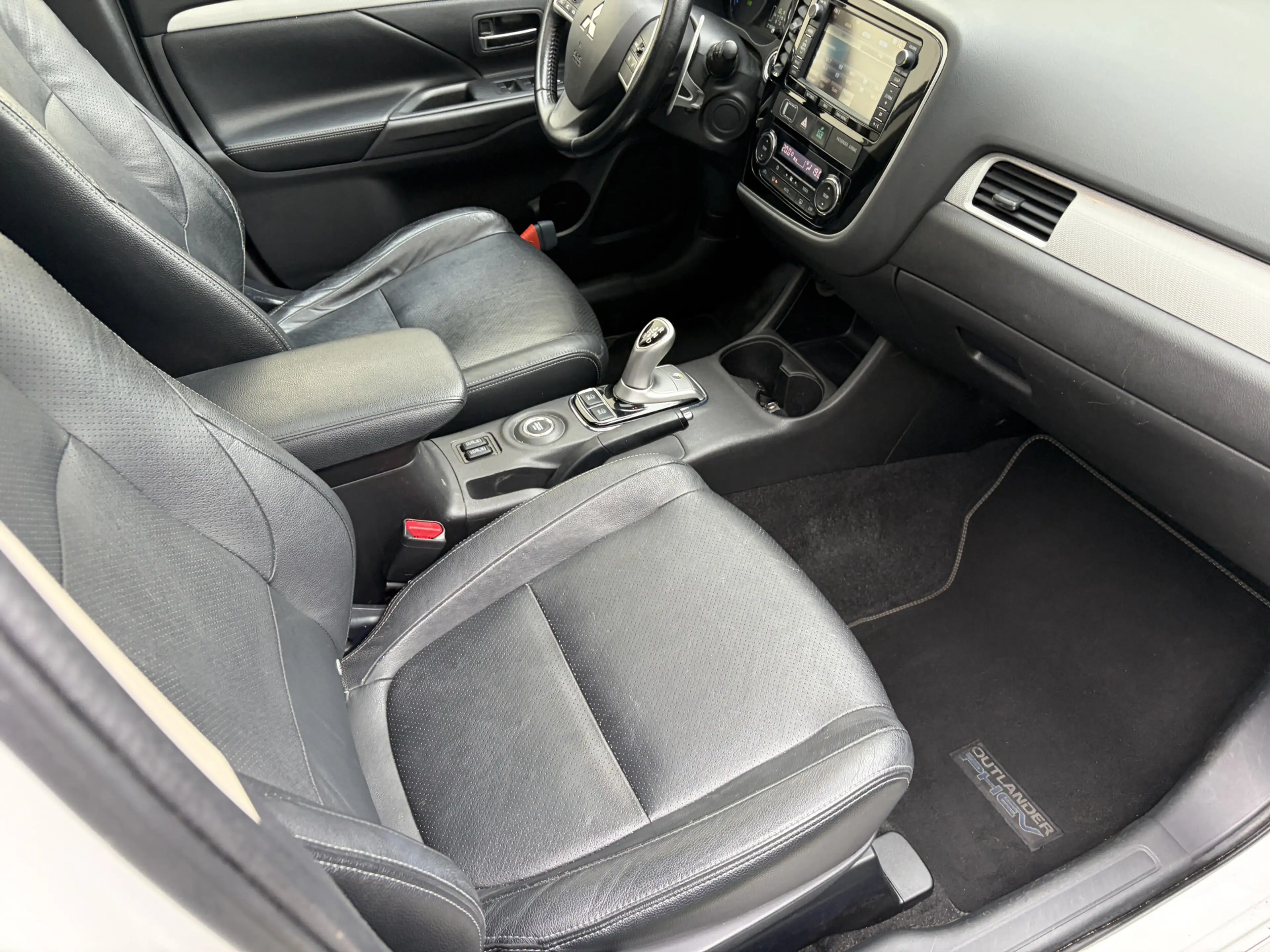 Mitsubishi Outlander 2.0 PHEV instyle / AUTOMAAT / LEER / NAVI / SCHUIF — photo 21