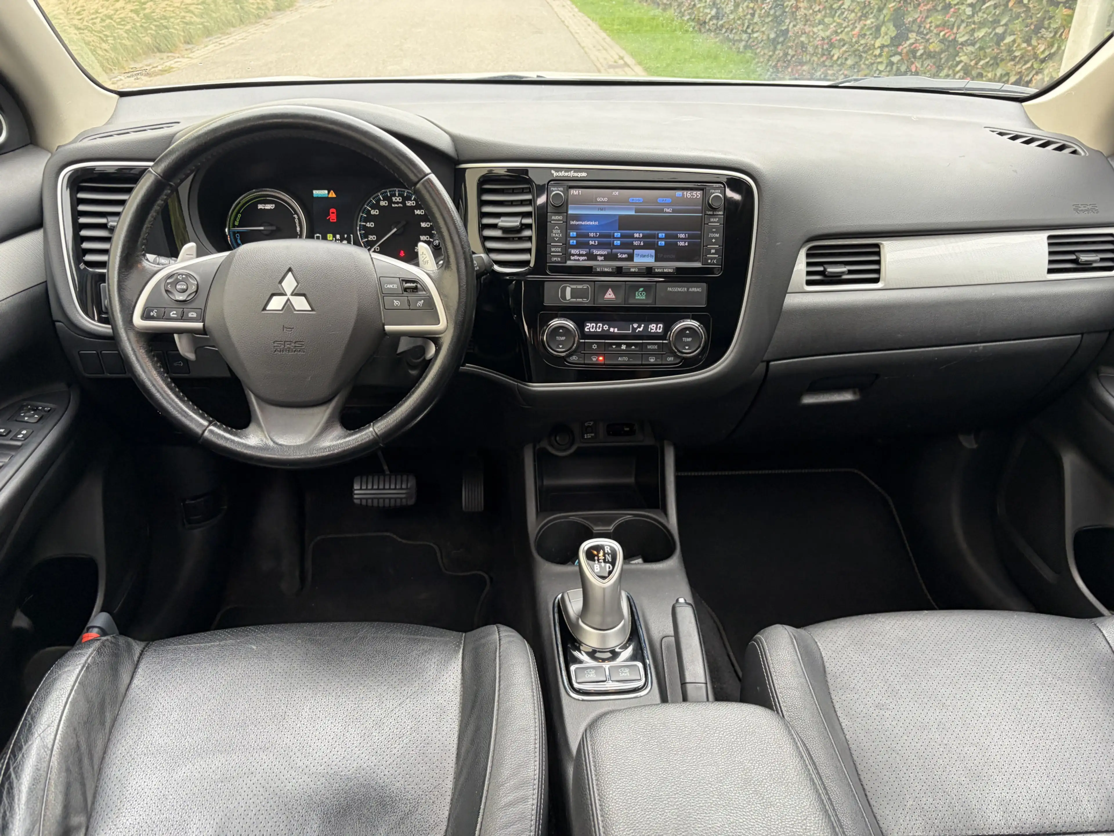Mitsubishi Outlander 2.0 PHEV instyle / AUTOMAAT / LEER / NAVI / SCHUIF — photo 3