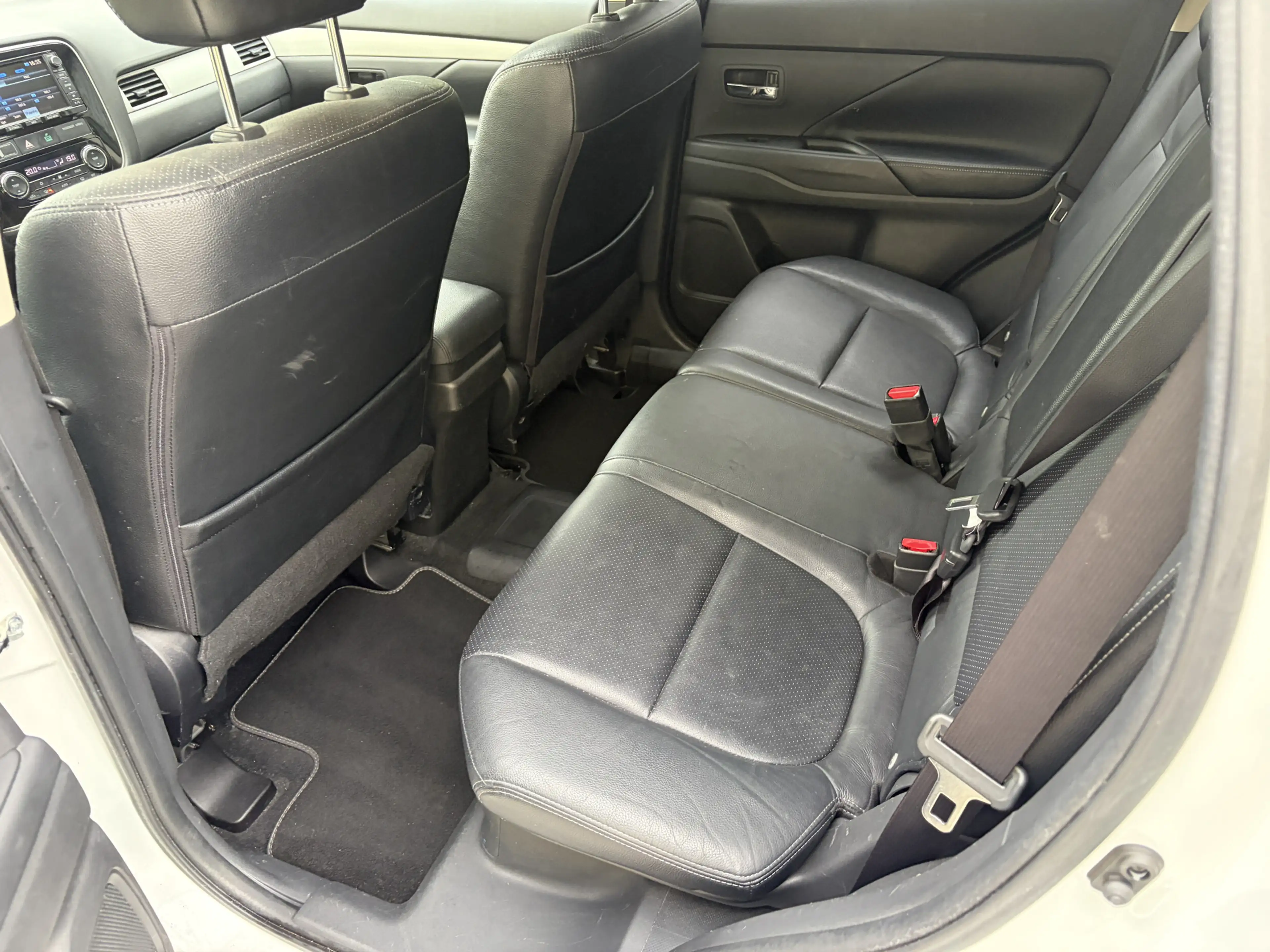 Mitsubishi Outlander 2.0 PHEV instyle / AUTOMAAT / LEER / NAVI / SCHUIF — photo 4