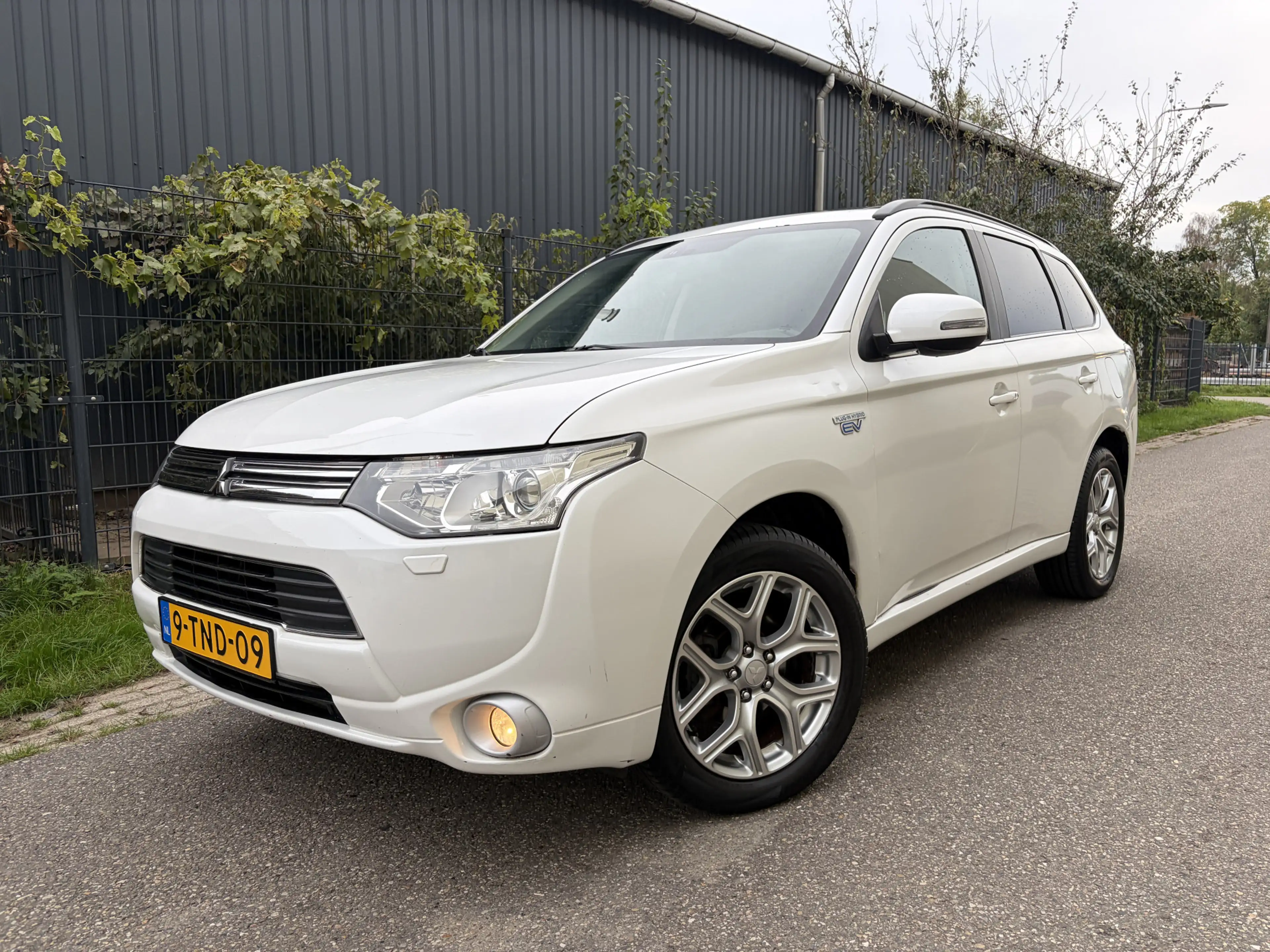 Mitsubishi Outlander 2.0 PHEV instyle / AUTOMAAT / LEER / NAVI / SCHUIF