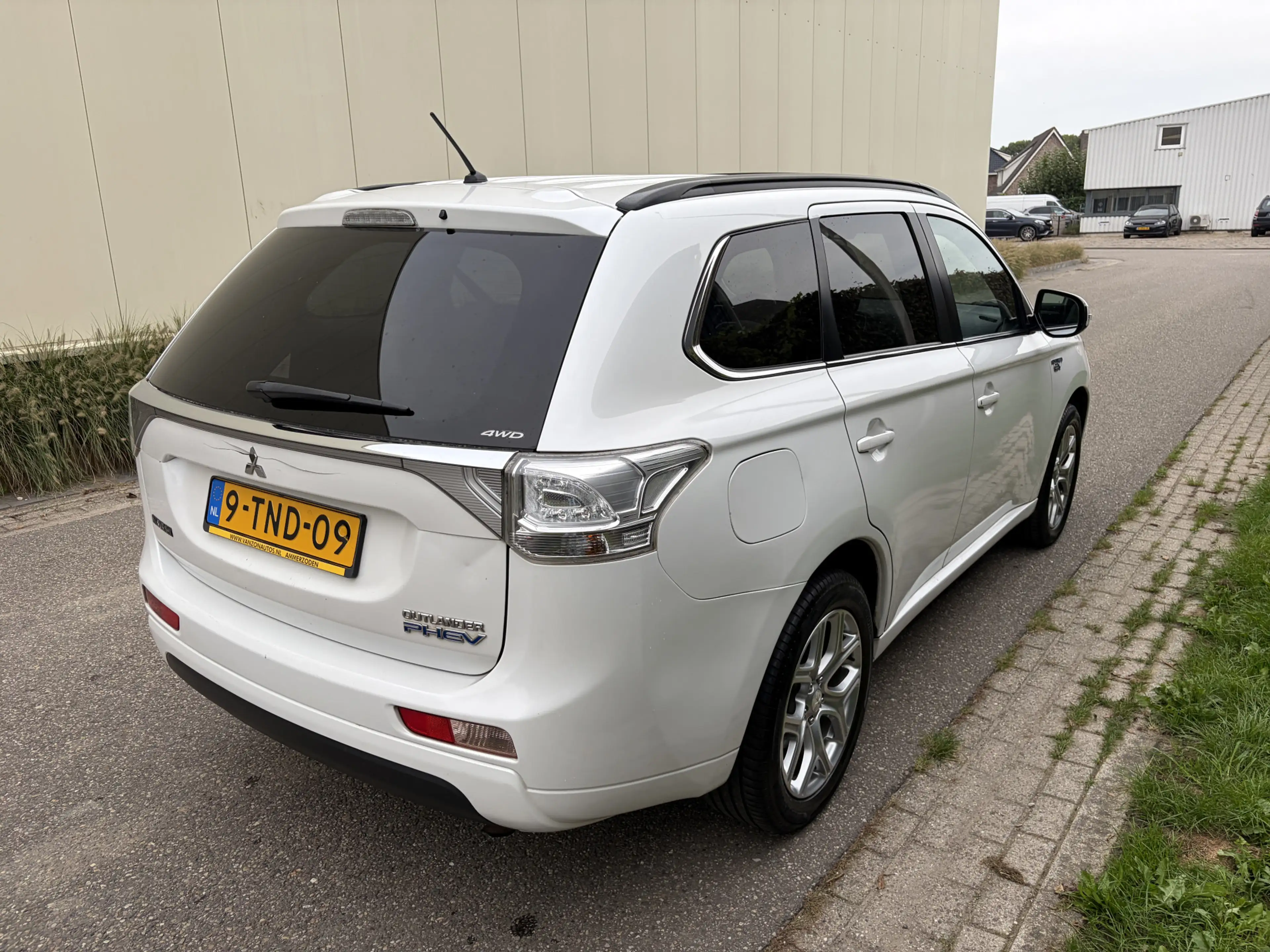 Mitsubishi Outlander 2.0 PHEV instyle / AUTOMAAT / LEER / NAVI / SCHUIF — photo 19