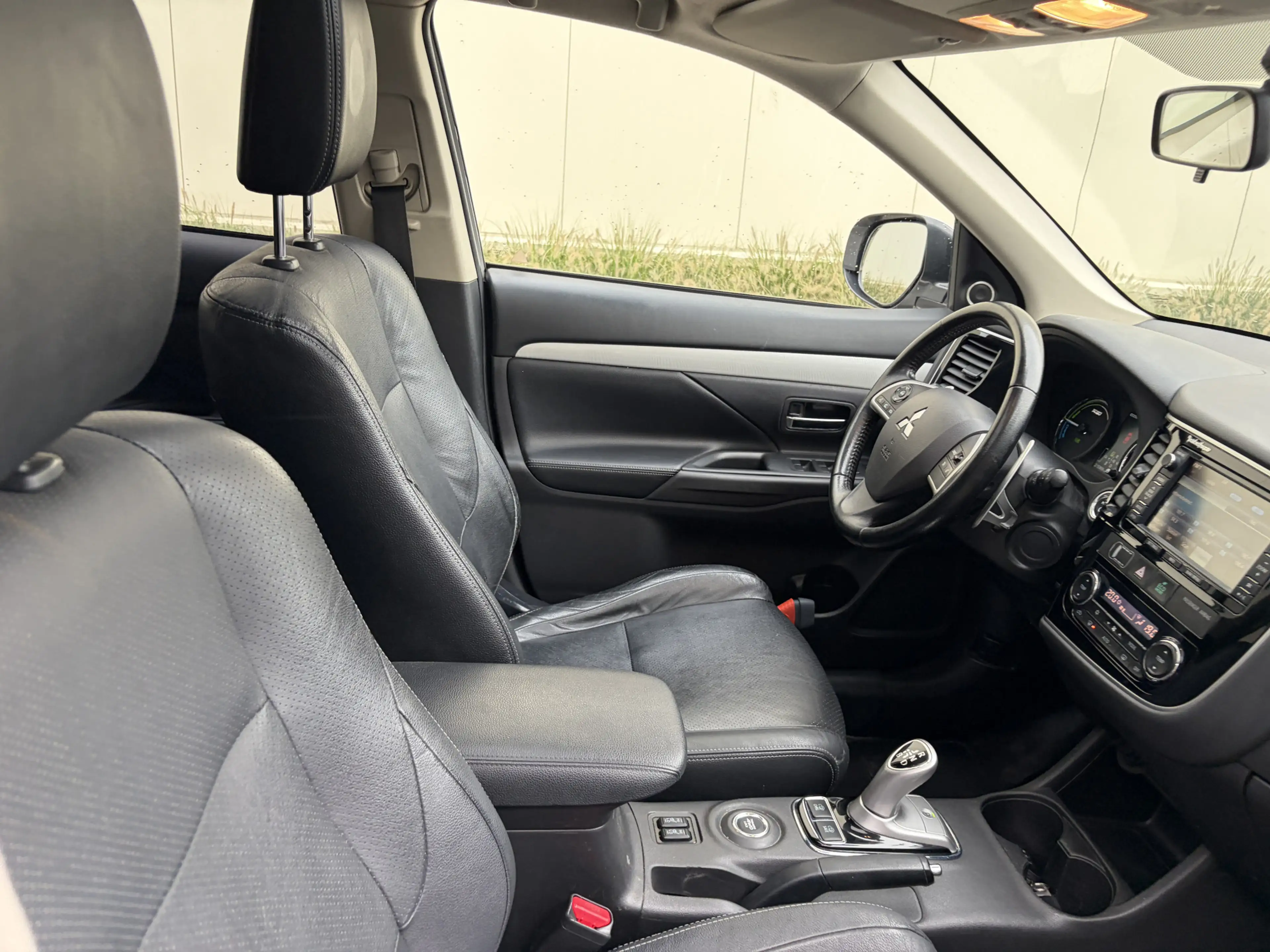 Mitsubishi Outlander 2.0 PHEV instyle / AUTOMAAT / LEER / NAVI / SCHUIF — photo 22