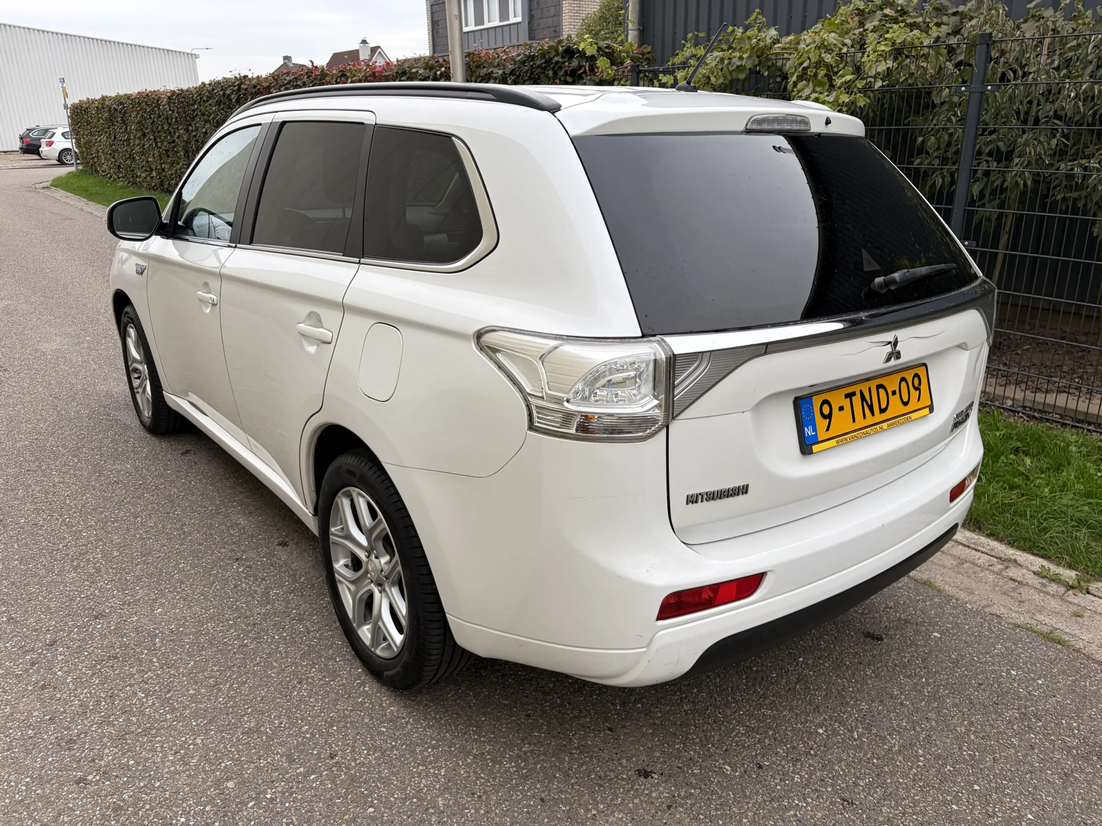 Mitsubishi Outlander 2.0 PHEV instyle / AUTOMAAT / LEER / NAVI / SCHUIF — photo 16