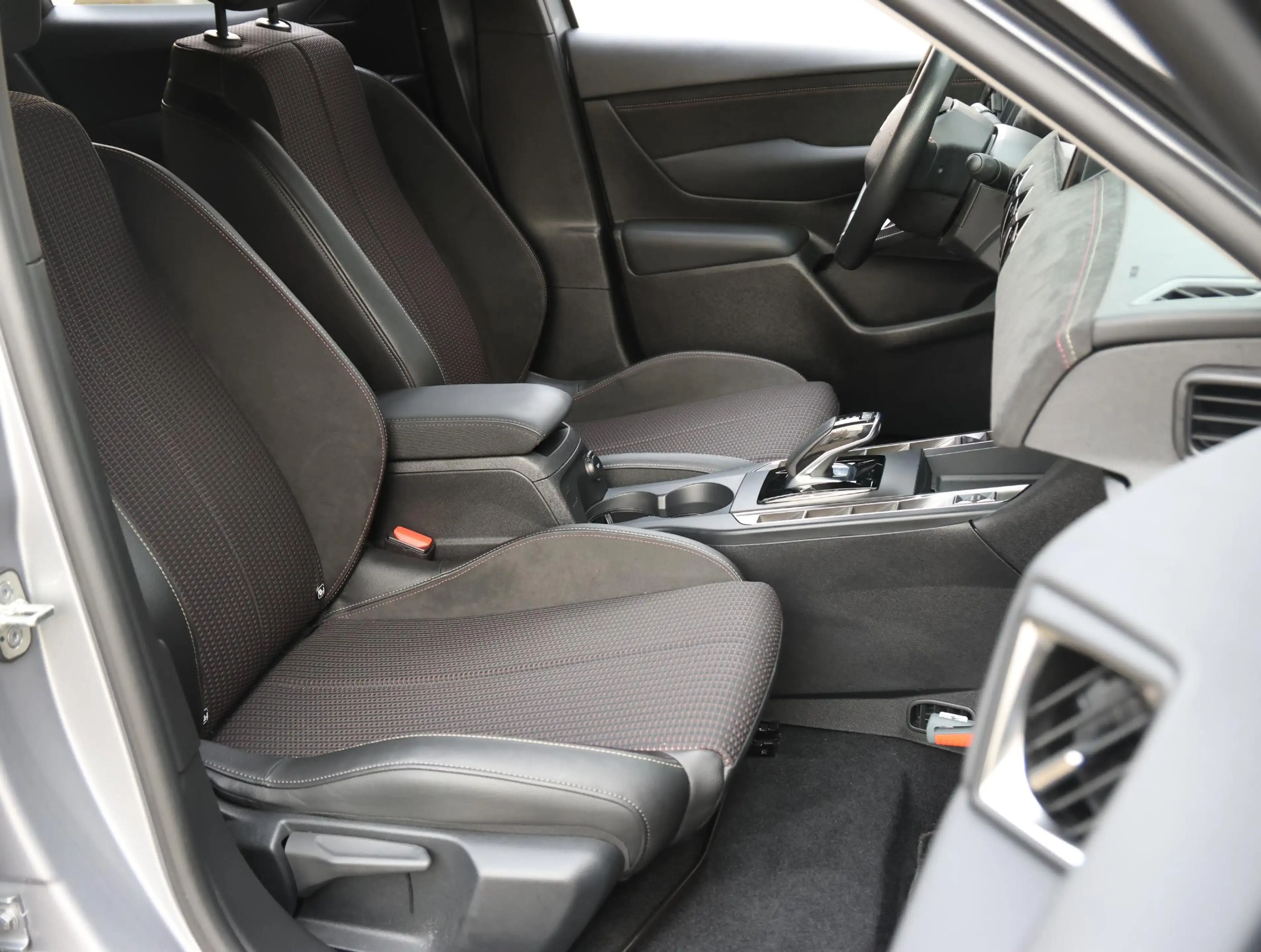 DS Automobiles DS 3 E-Tense Performance Line 54 kWh 156pk | Camera voo — photo 11