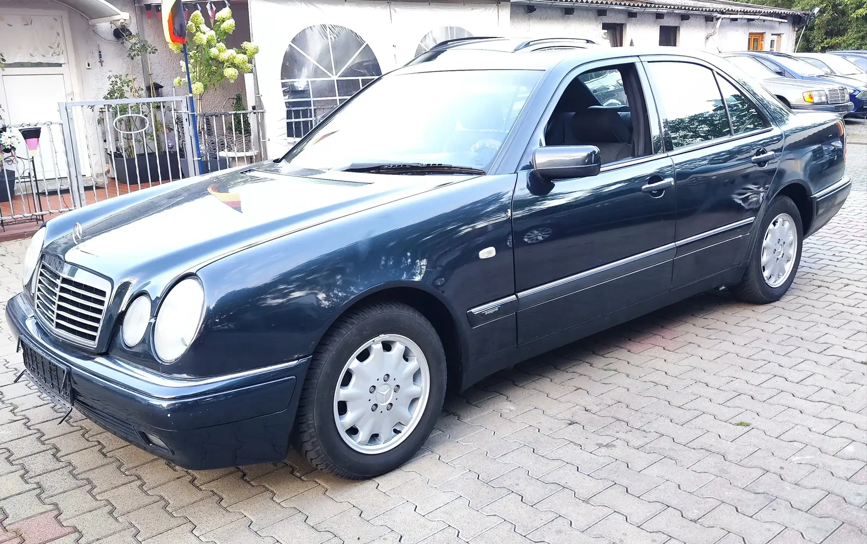 Mercedes-Benz E 200 Elegance Bleu - 2