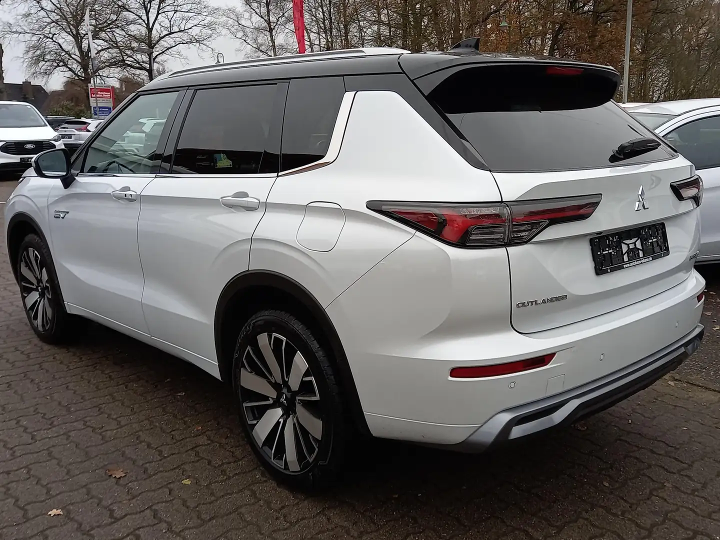 Mitsubishi Outlander 2.4 PHEV 100kW S-AWC Top Weiß - 2