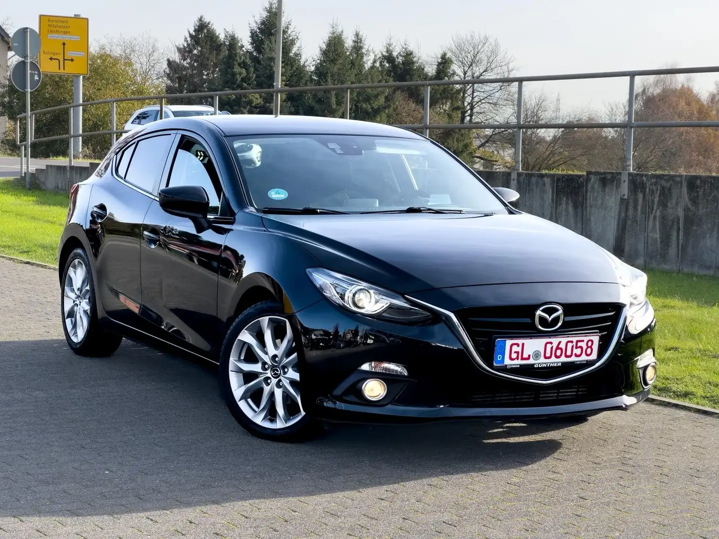 Mazda 3 2.2 Sports Line | HeadUp| KeylessGo| AHK| HU 04/27 Noir - 1
