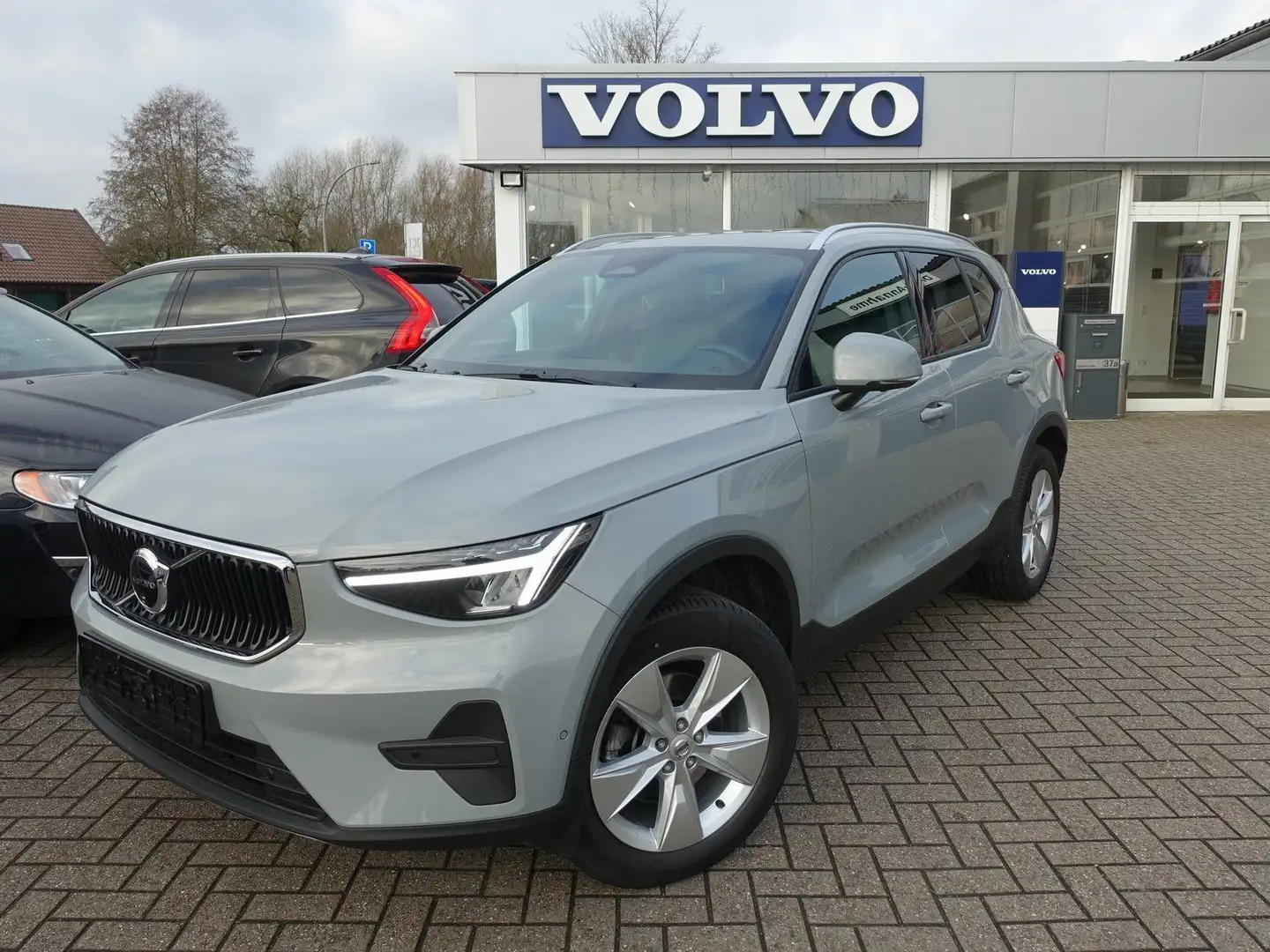 Volvo XC40 Core B3 Mild-Hybrid/360°/Memory/Carplay Grau - 1