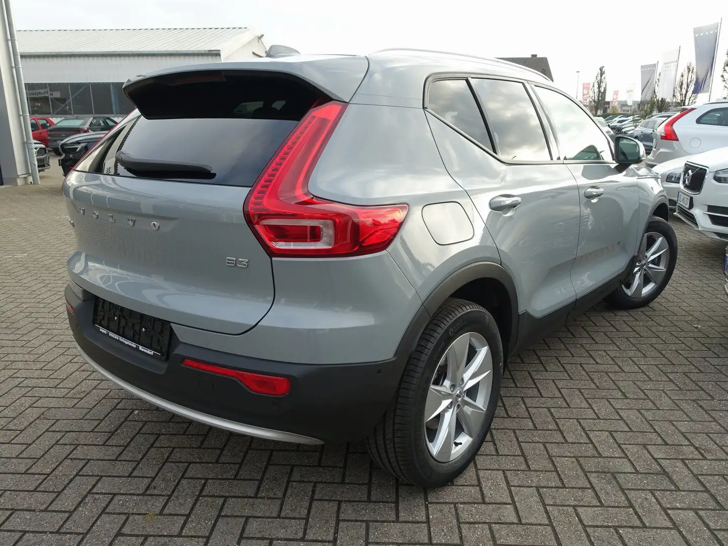 Volvo XC40 Core B3 Mild-Hybrid/360°/Memory/Carplay Grau - 2