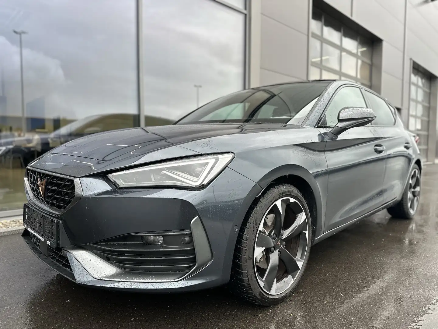 CUPRA Leon 1,5eTSI DSG Matrix Pano Navi Assist XL Grau - 2