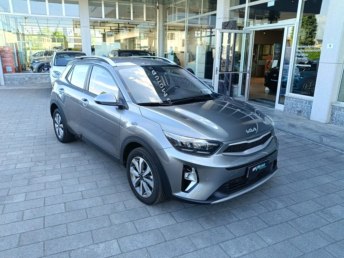 Kia Stonic 1.0 MHEV 100cv URBAN AZIENDALE Šedá - 1