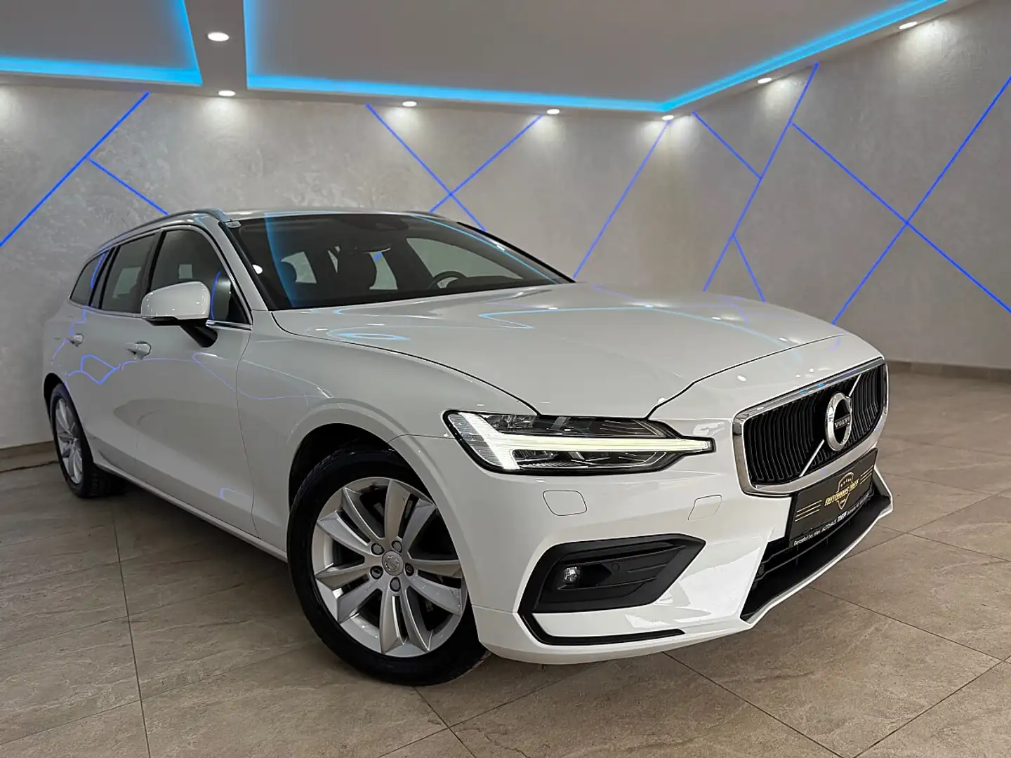 Volvo V60 D4 Momentum Pro Geartronic*PANO*AHK*ACC*TOTWINK... Weiß - 2
