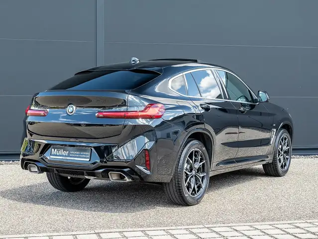 BMW X4 view 2