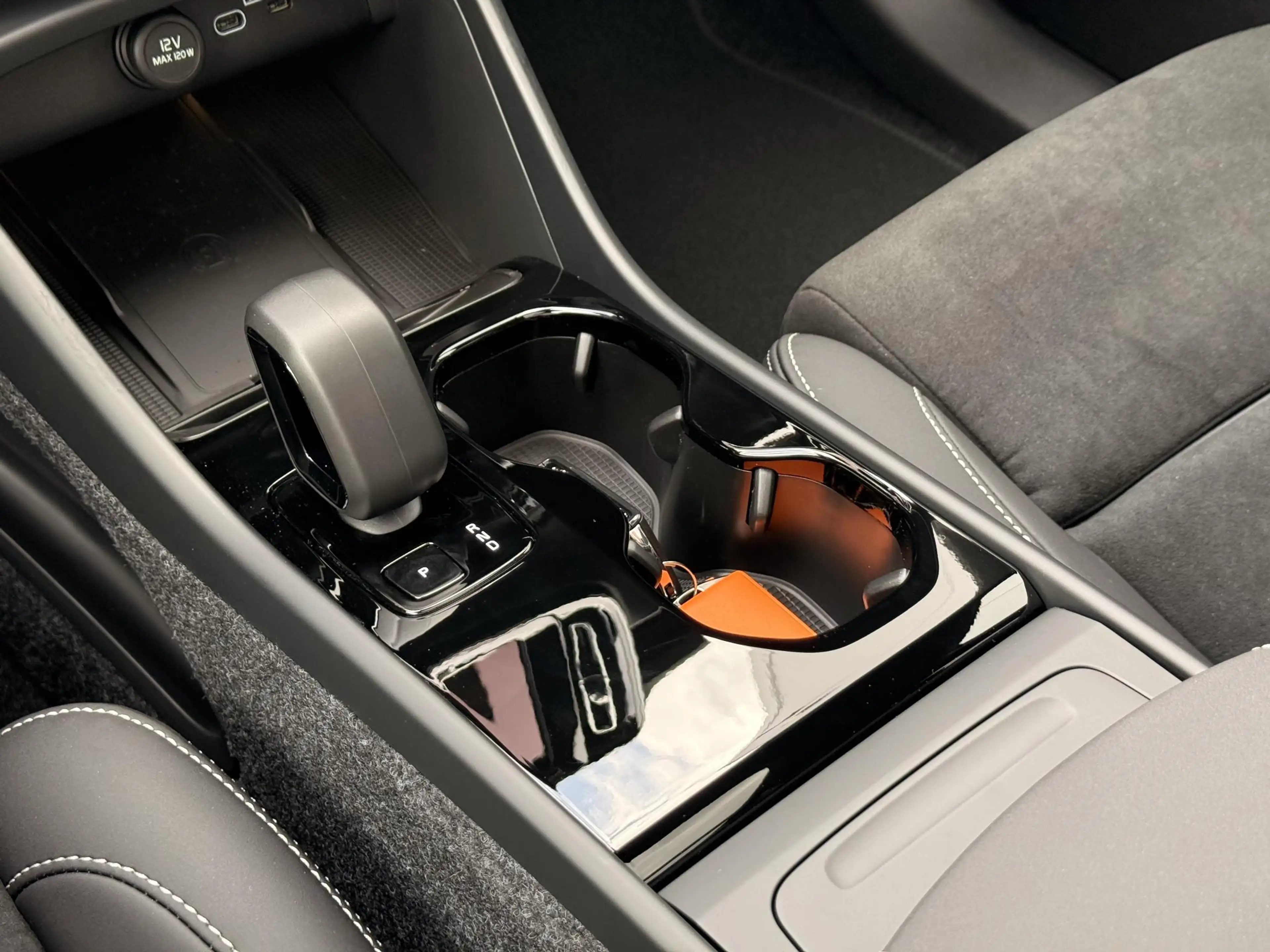 Volvo EX40 Single Motor Ext. Range 82 kWh Ultra Europa Black — photo 13