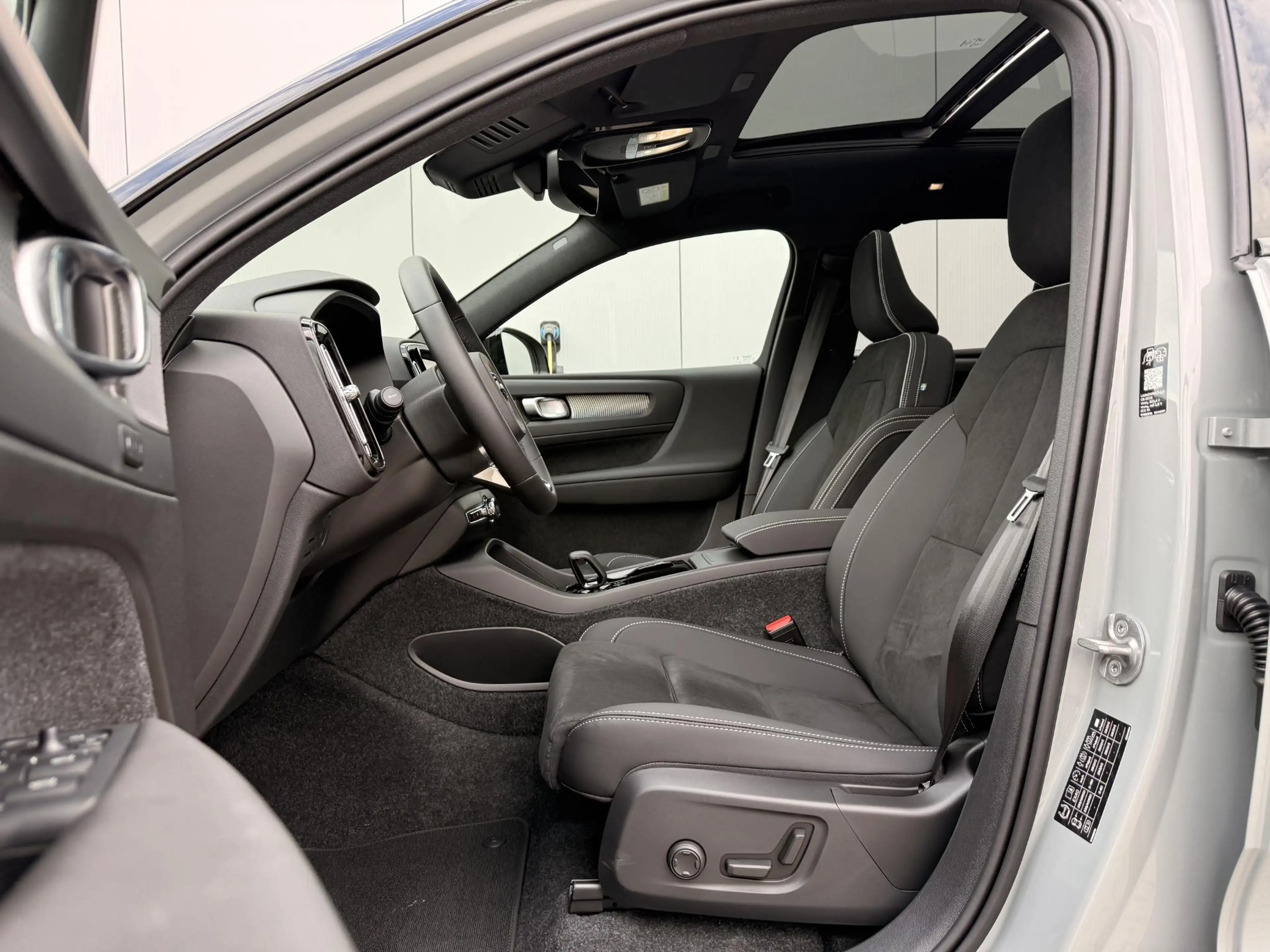 Volvo EX40 Single Motor Ext. Range 82 kWh Ultra Europa Black — photo 4