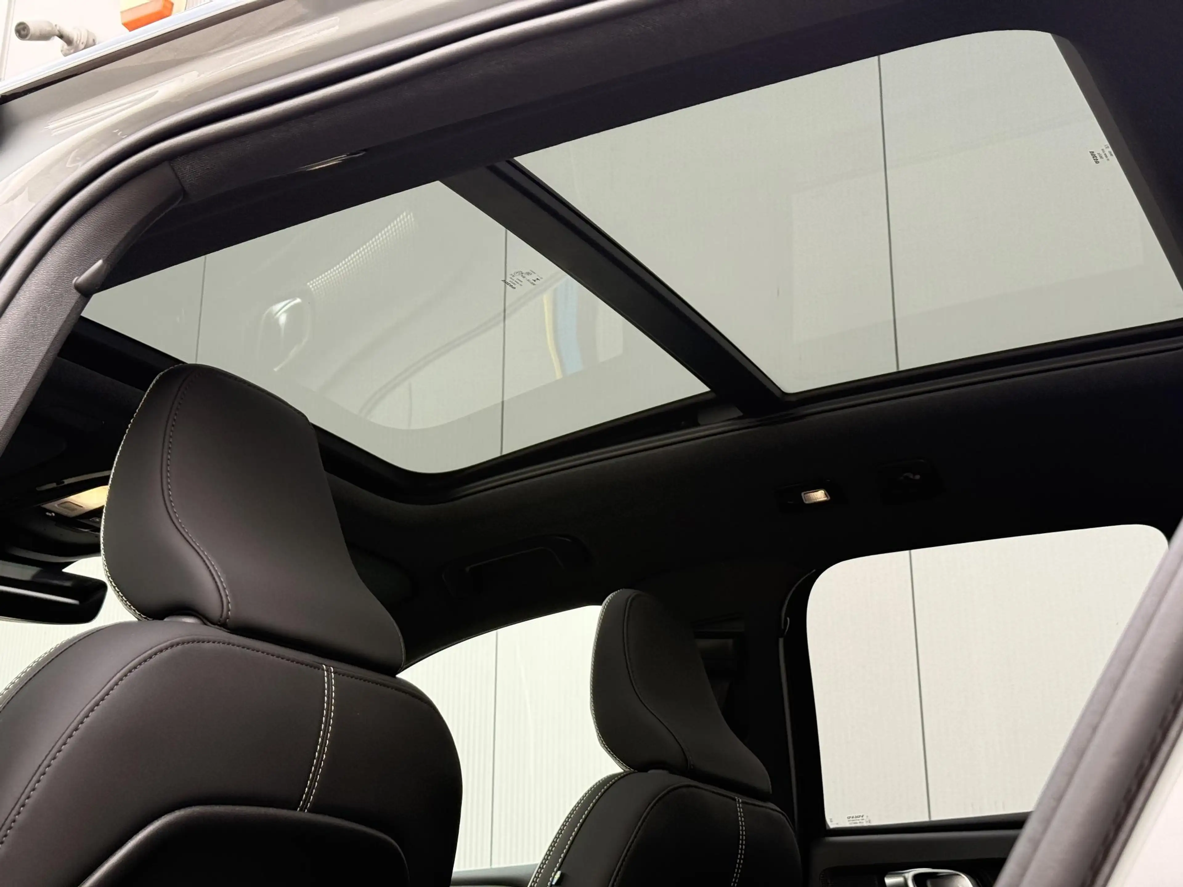 Volvo EX40 Single Motor Ext. Range 82 kWh Ultra Europa Black — photo 8