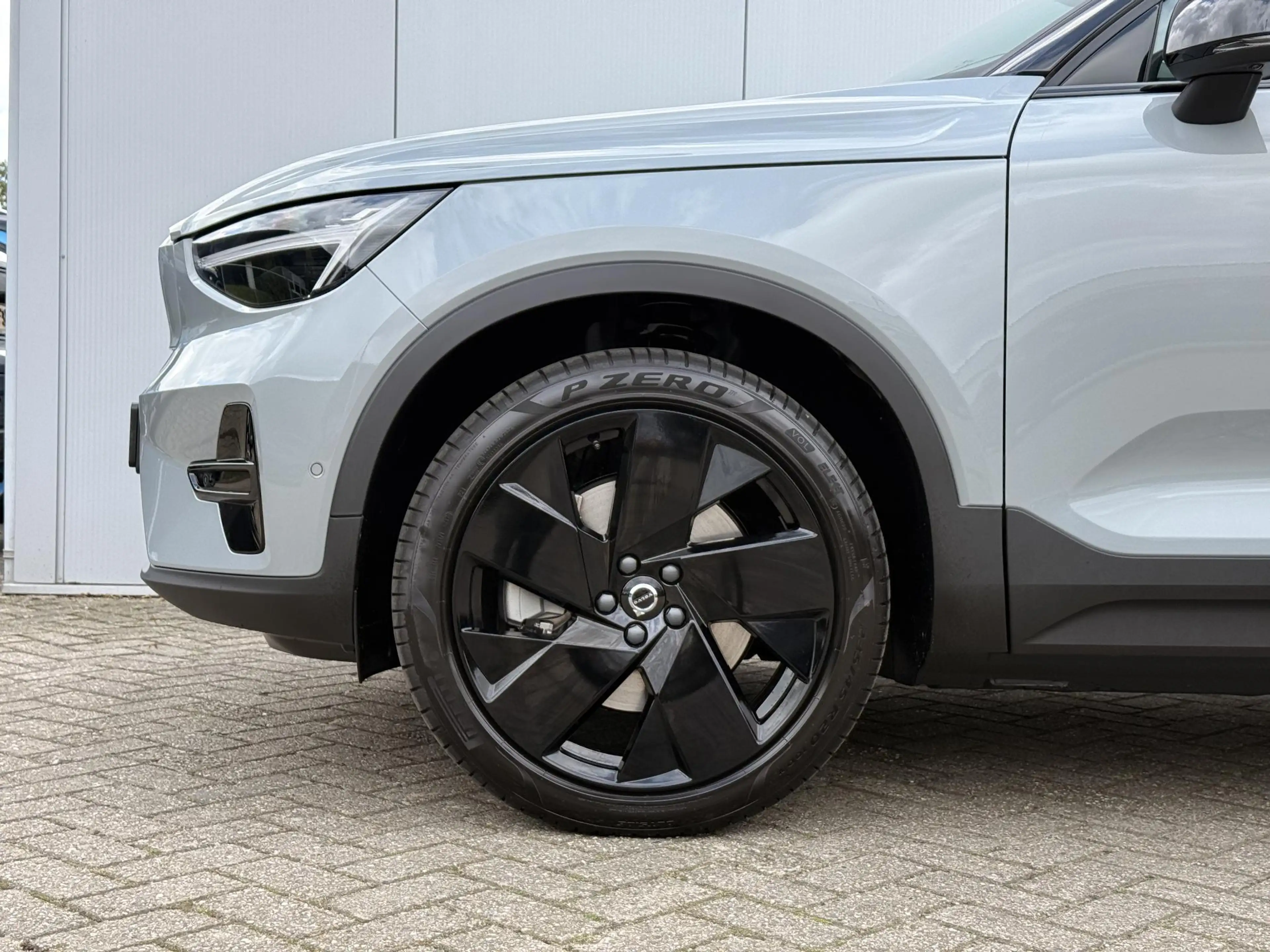 Volvo EX40 Single Motor Ext. Range 82 kWh Ultra Europa Black — photo 2