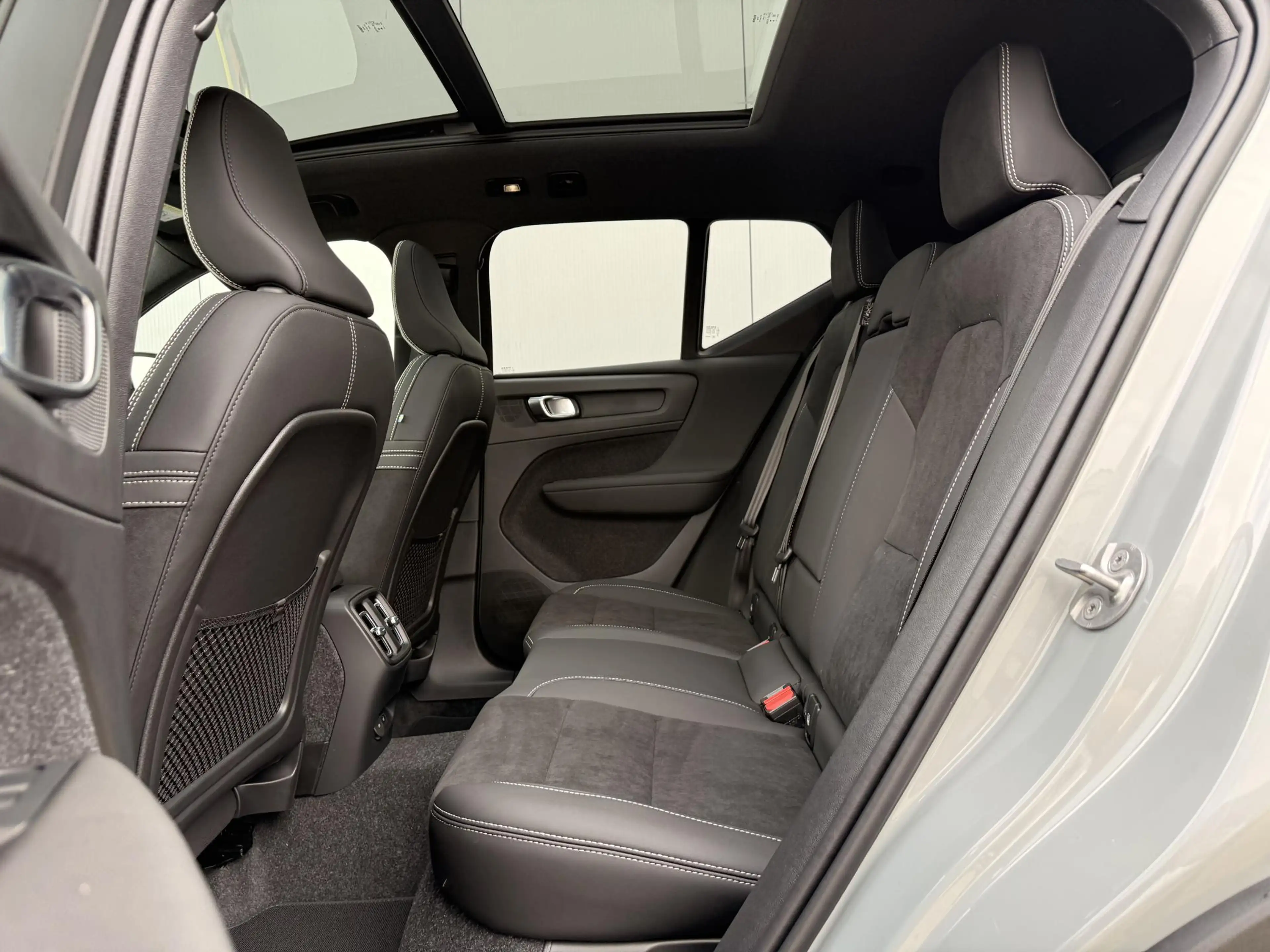 Volvo EX40 Single Motor Ext. Range 82 kWh Ultra Europa Black — photo 3