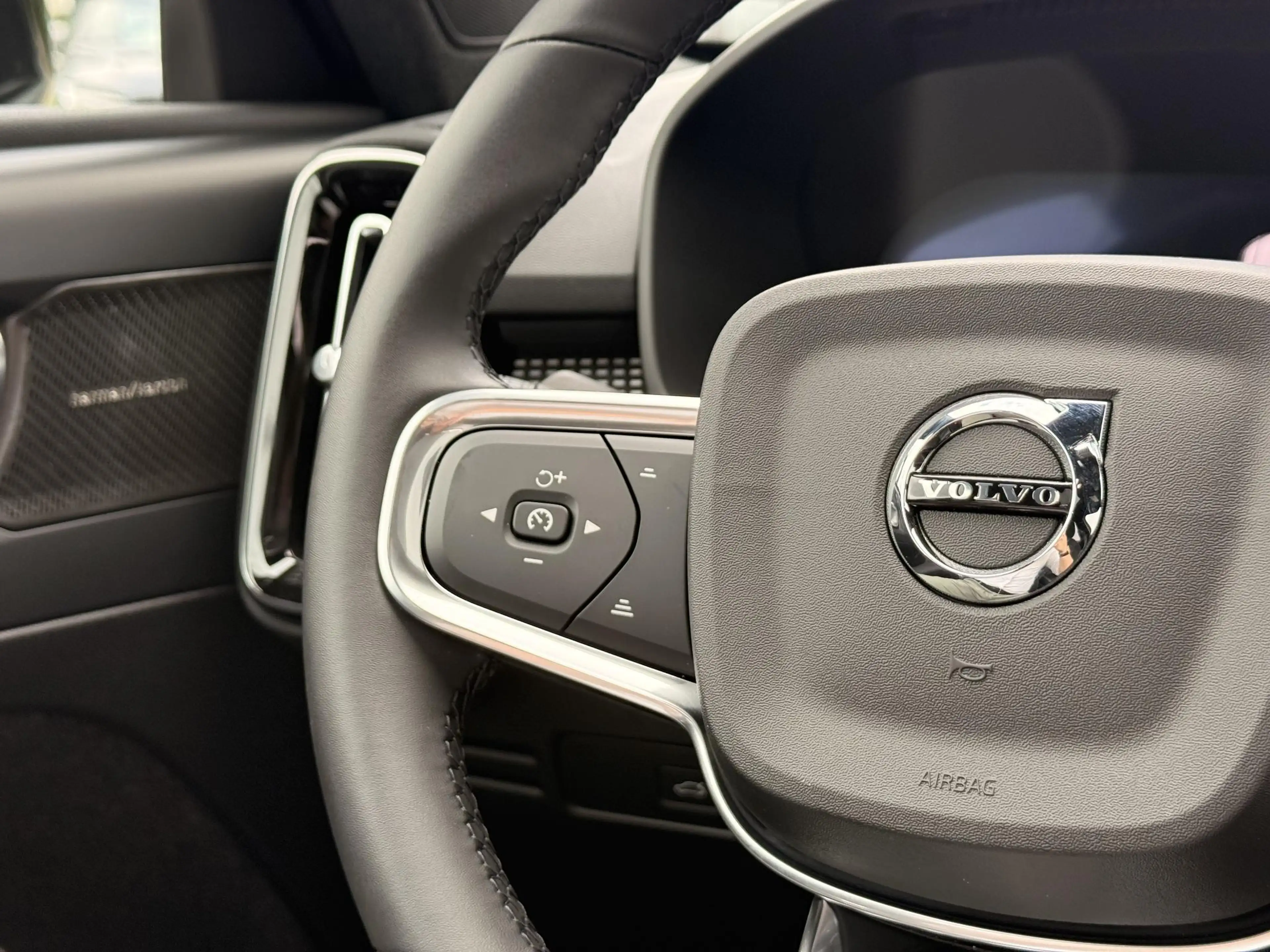 Volvo EX40 Single Motor Ext. Range 82 kWh Ultra Europa Black — photo 15