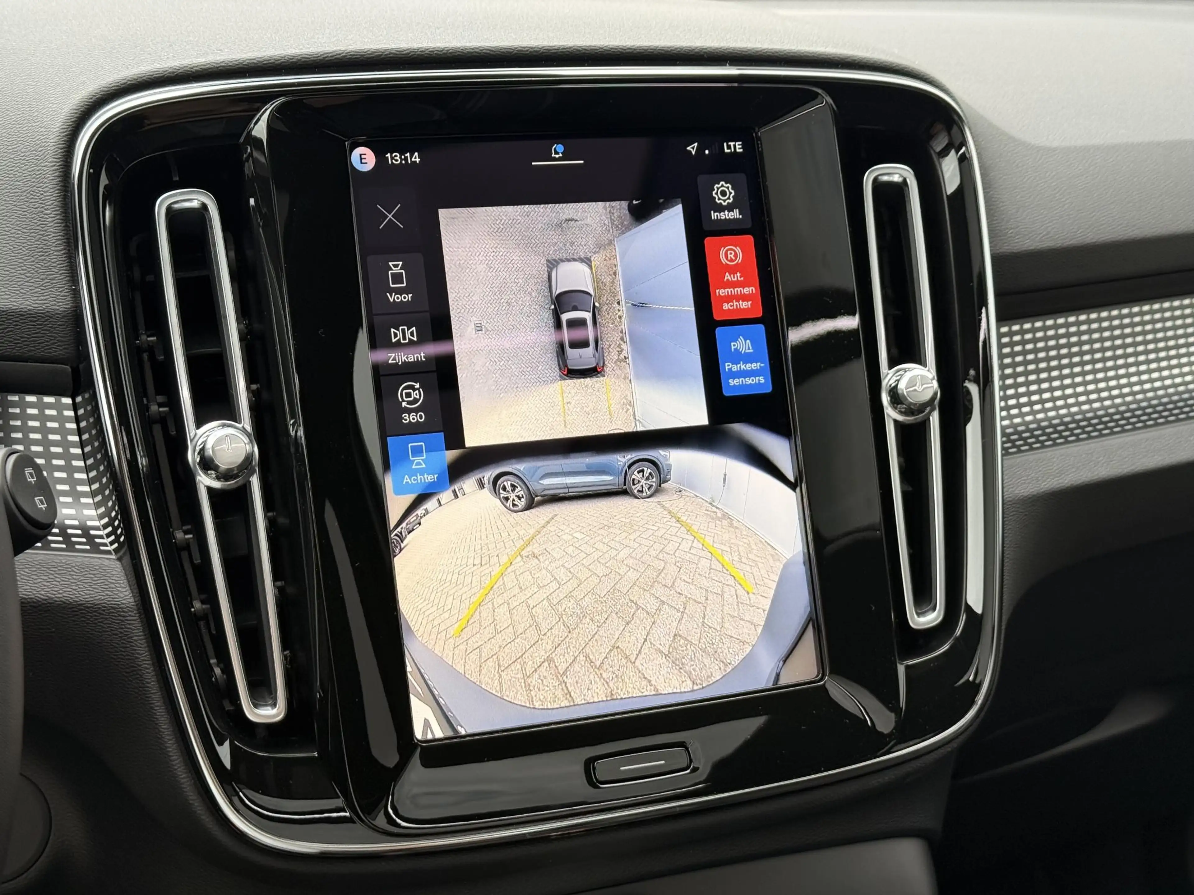 Volvo EX40 Single Motor Ext. Range 82 kWh Ultra Europa Black — photo 14