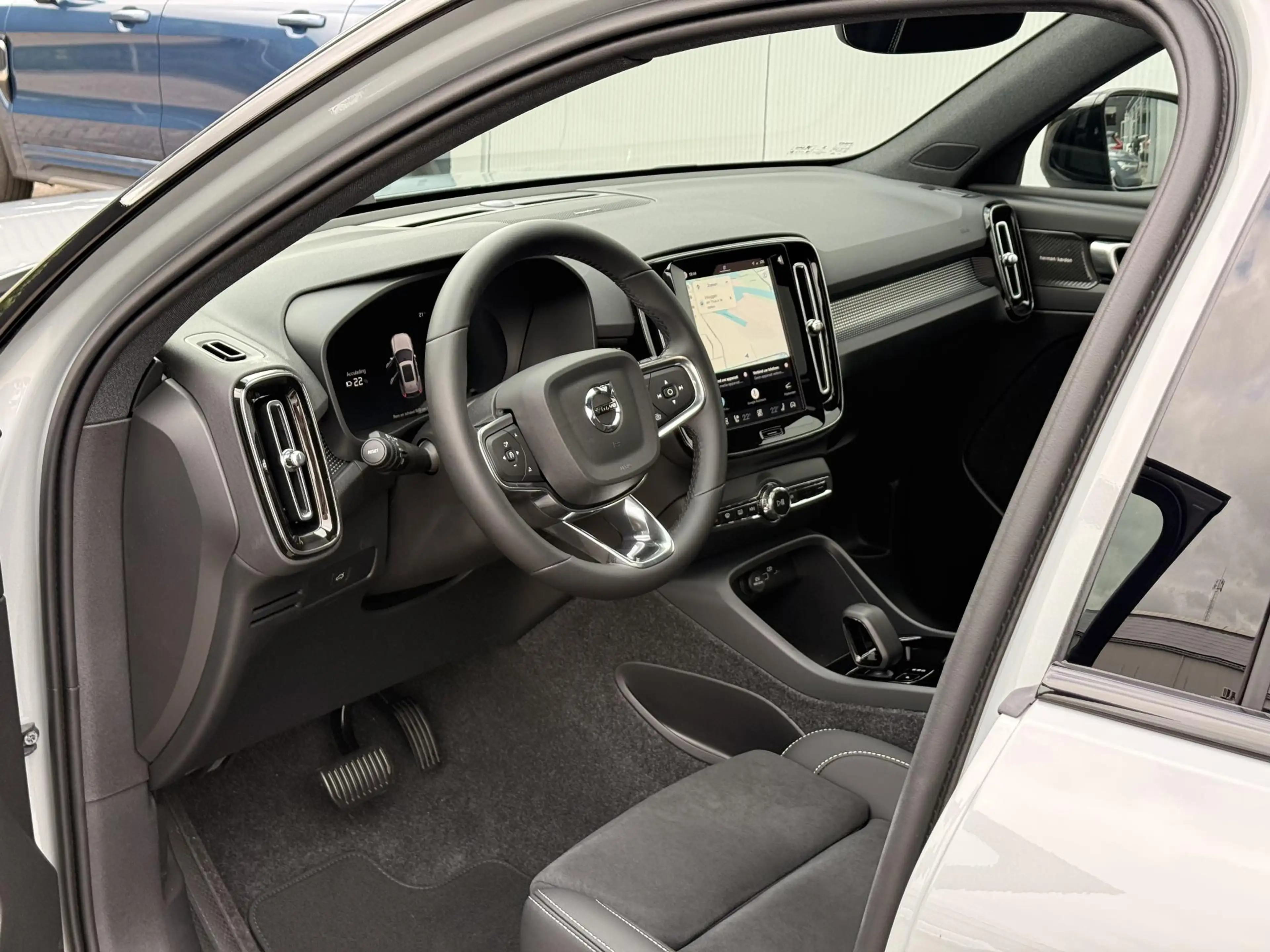 Volvo EX40 Single Motor Ext. Range 82 kWh Ultra Europa Black — photo 7
