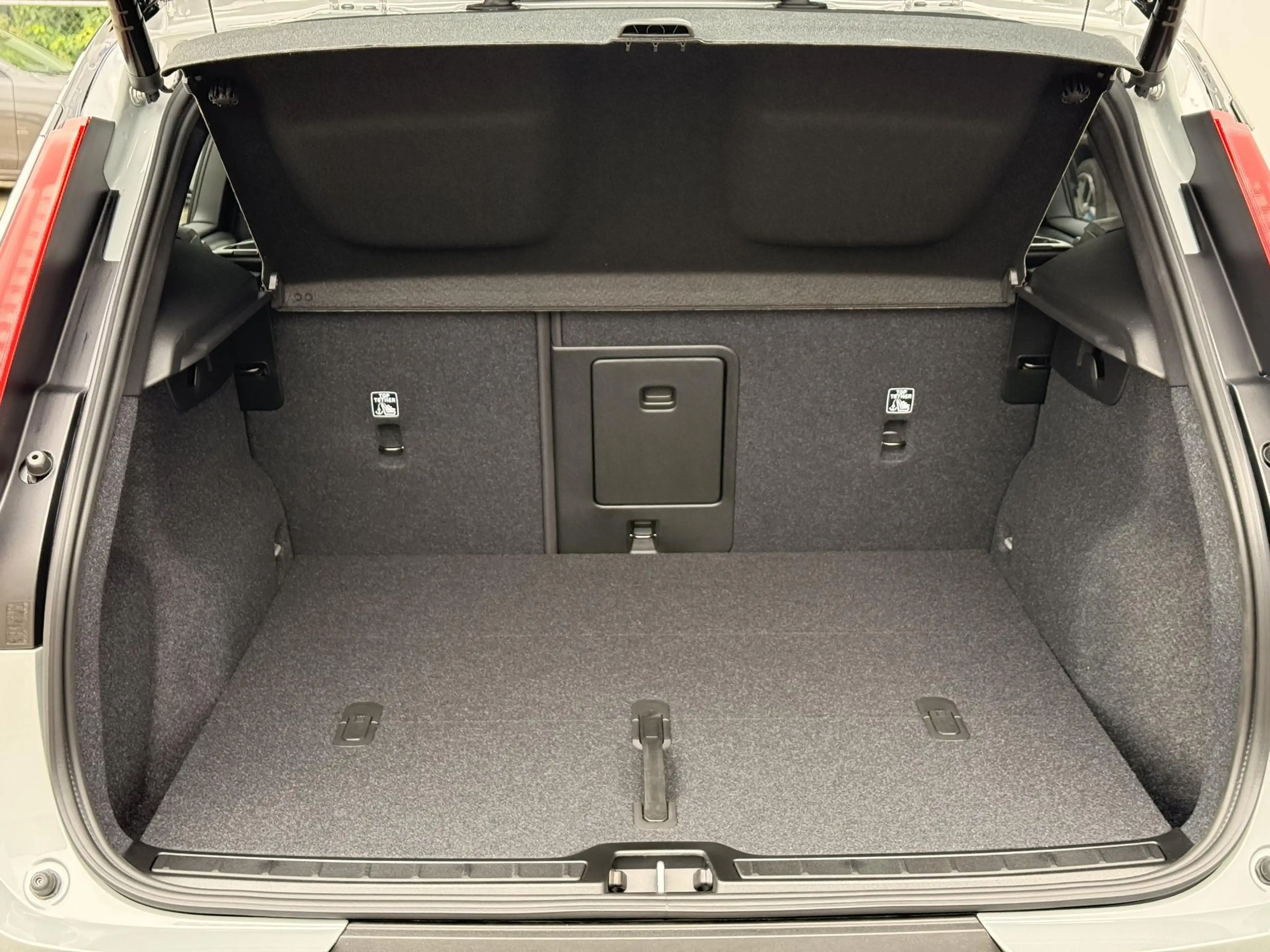 Volvo EX40 Single Motor Ext. Range 82 kWh Ultra Europa Black — photo 12