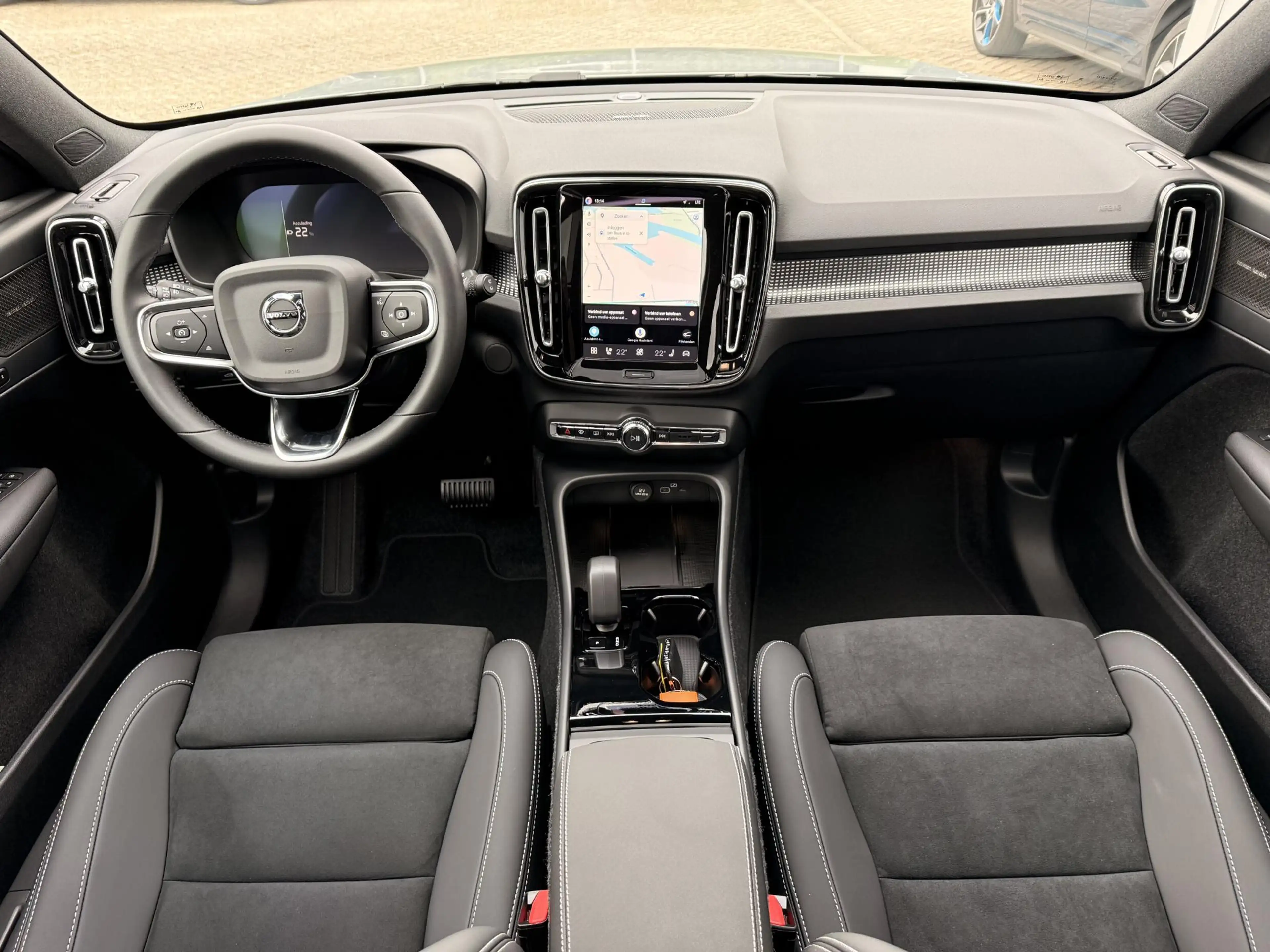Volvo EX40 Single Motor Ext. Range 82 kWh Ultra Europa Black — photo 6